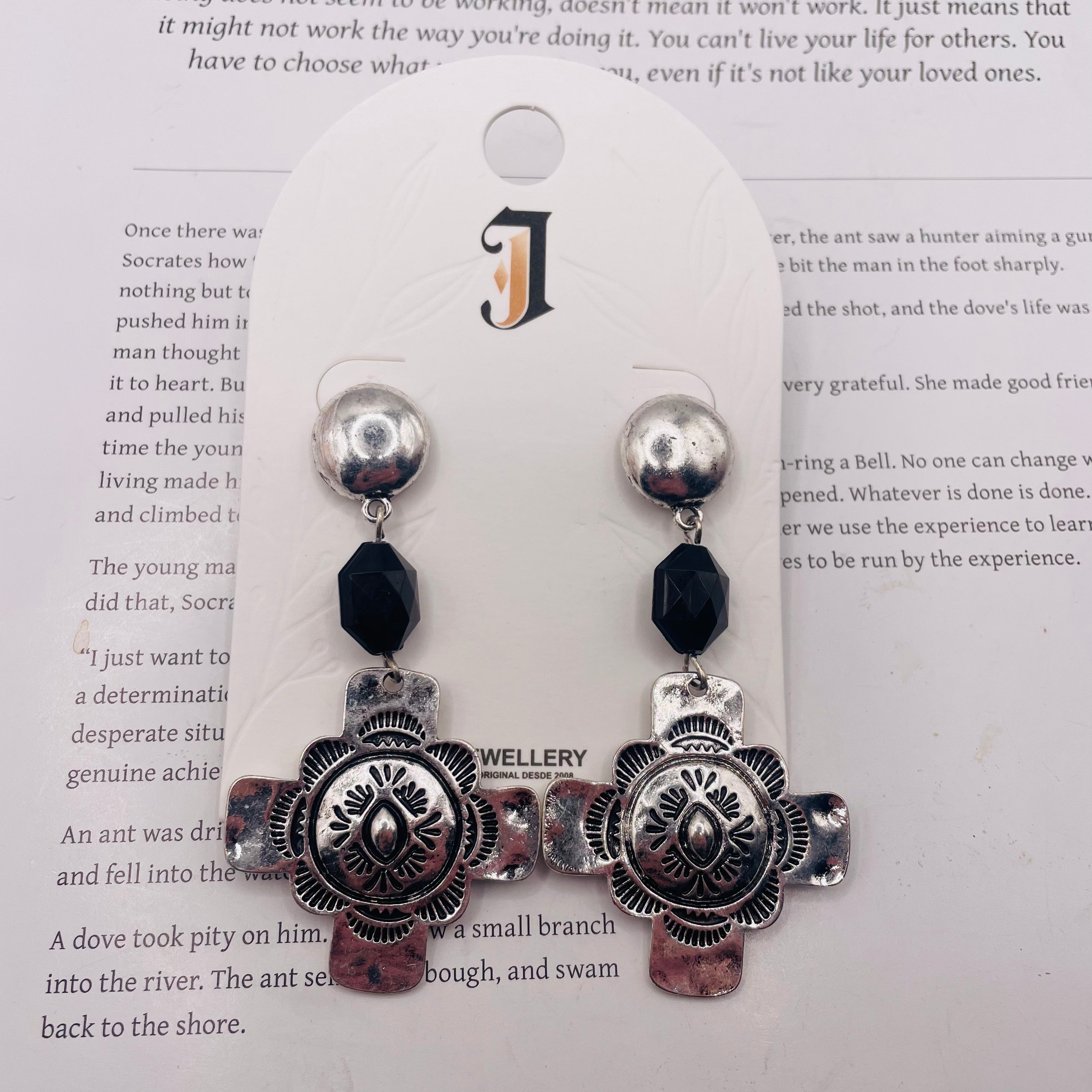 Pendientes Cruz Vintage con Detalles Grabados y Cuentas Negras - Dorado y Plateado - Joyería al Por Mayor para Mujer|JI JOYA