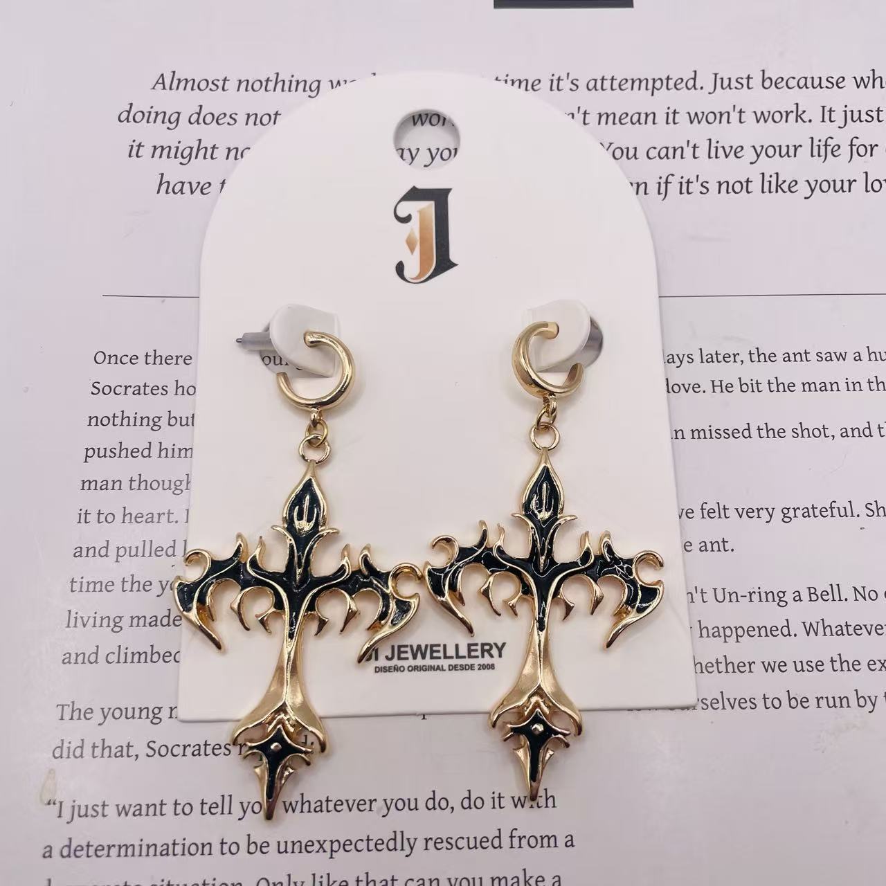 Pendientes de Cruz Gótica en Zinc con Esmalte Negro - Oro y Plata, Joyería de Moda al Por Mayor|JI JOYA