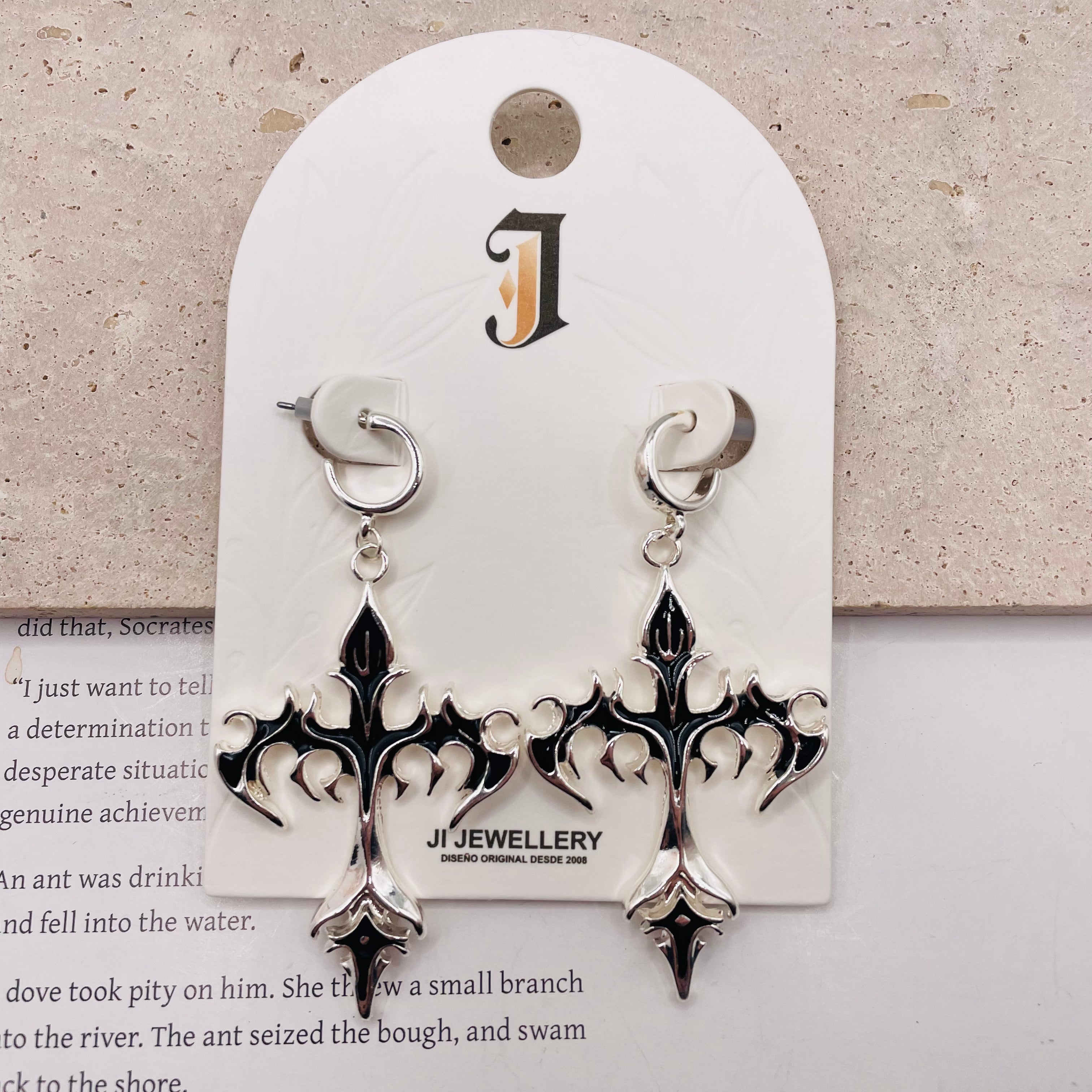 Pendientes de Cruz Gótica en Zinc con Esmalte Negro - Oro y Plata, Joyería de Moda al Por Mayor|JI JOYA