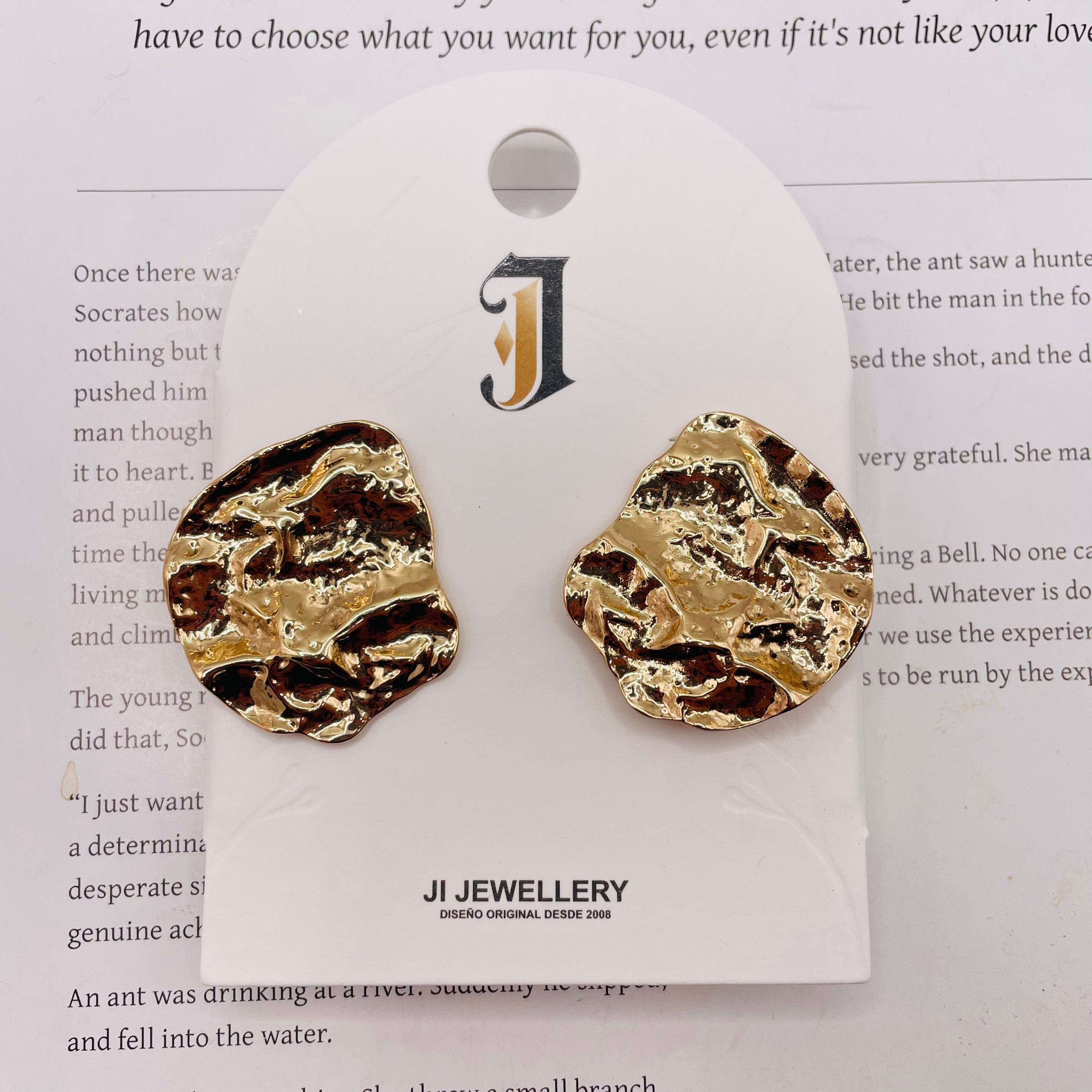 Pendientes de Metal Texturizado Dorado Minimalista | Mayorista B2B | JI JOYA