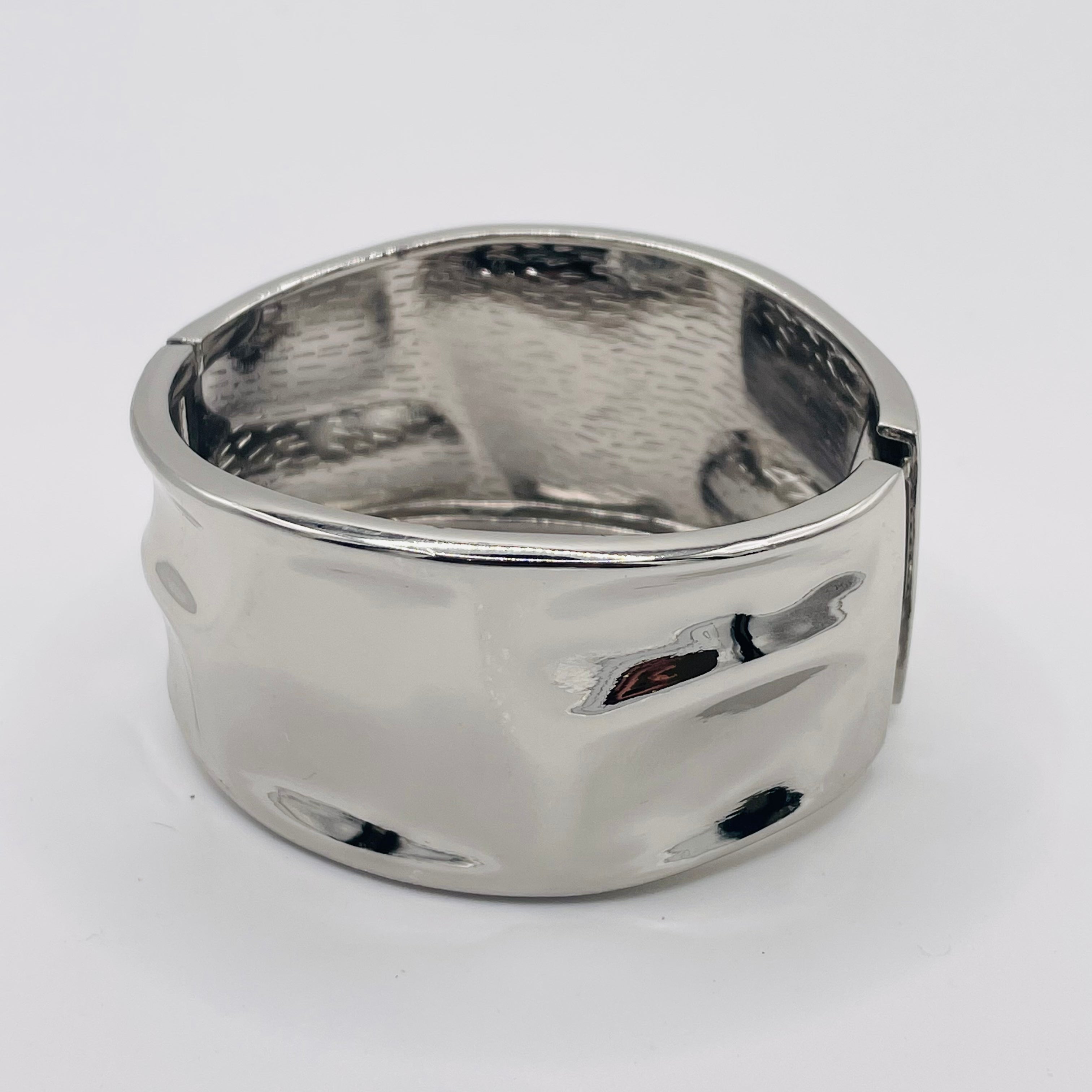 Brazalete Ancho de Zinc con Diseño Texturizado Martillado, Dorado y Plateado, Bisutería Mayorista para Mujeres|JI JOYA