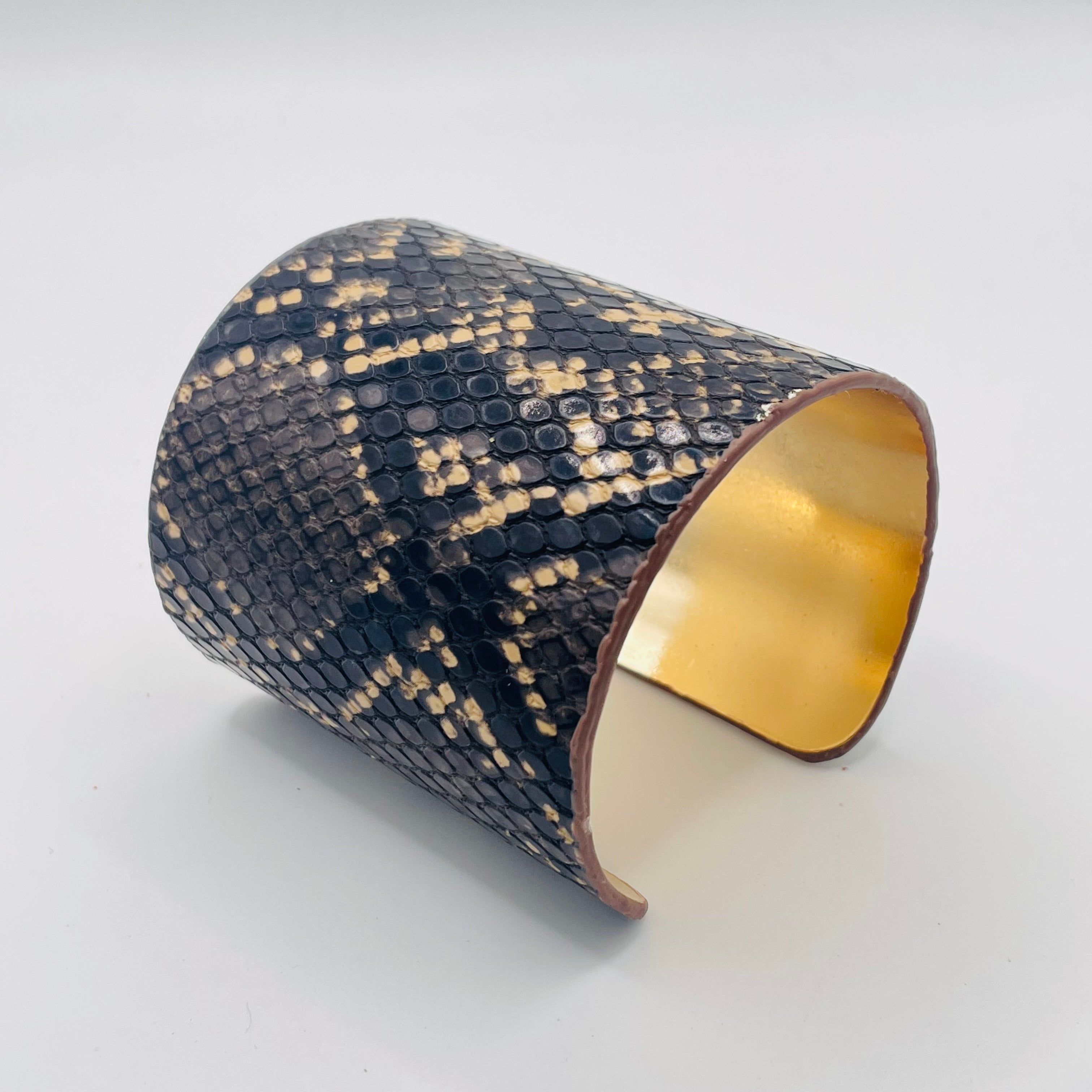 Brazalete Ancho de Cuero Sintético con Detalle Dorado, Estilo Serpiente y Liso Verde, Mayorista Moda para Mujer|JI JOYA