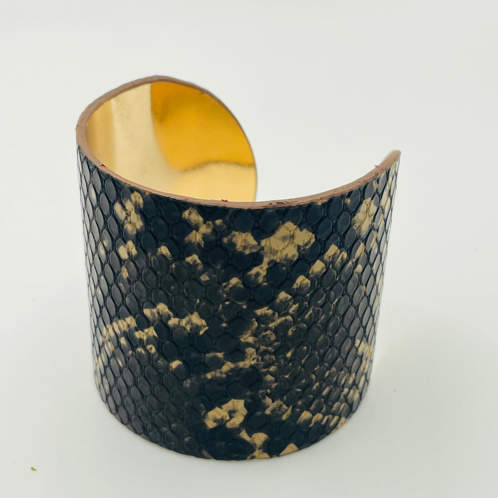 Pulsera Brazalete Ancha de Zinc con Revestimiento de Cuero - 4 Colores Disponibles - Joyería de Moda Mayorista|JI JOYA