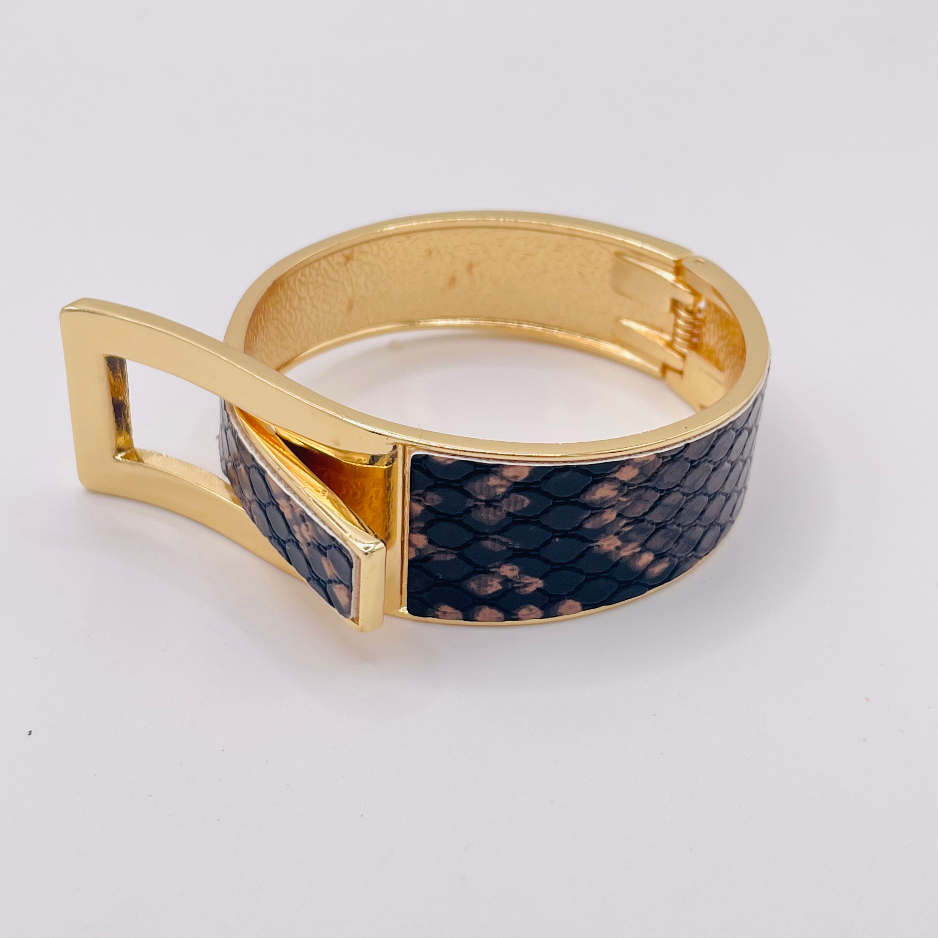 Pulsera de hebilla de aleación de zinc con acabado dorado- Diseño moderno al por mayor|JI JOYA