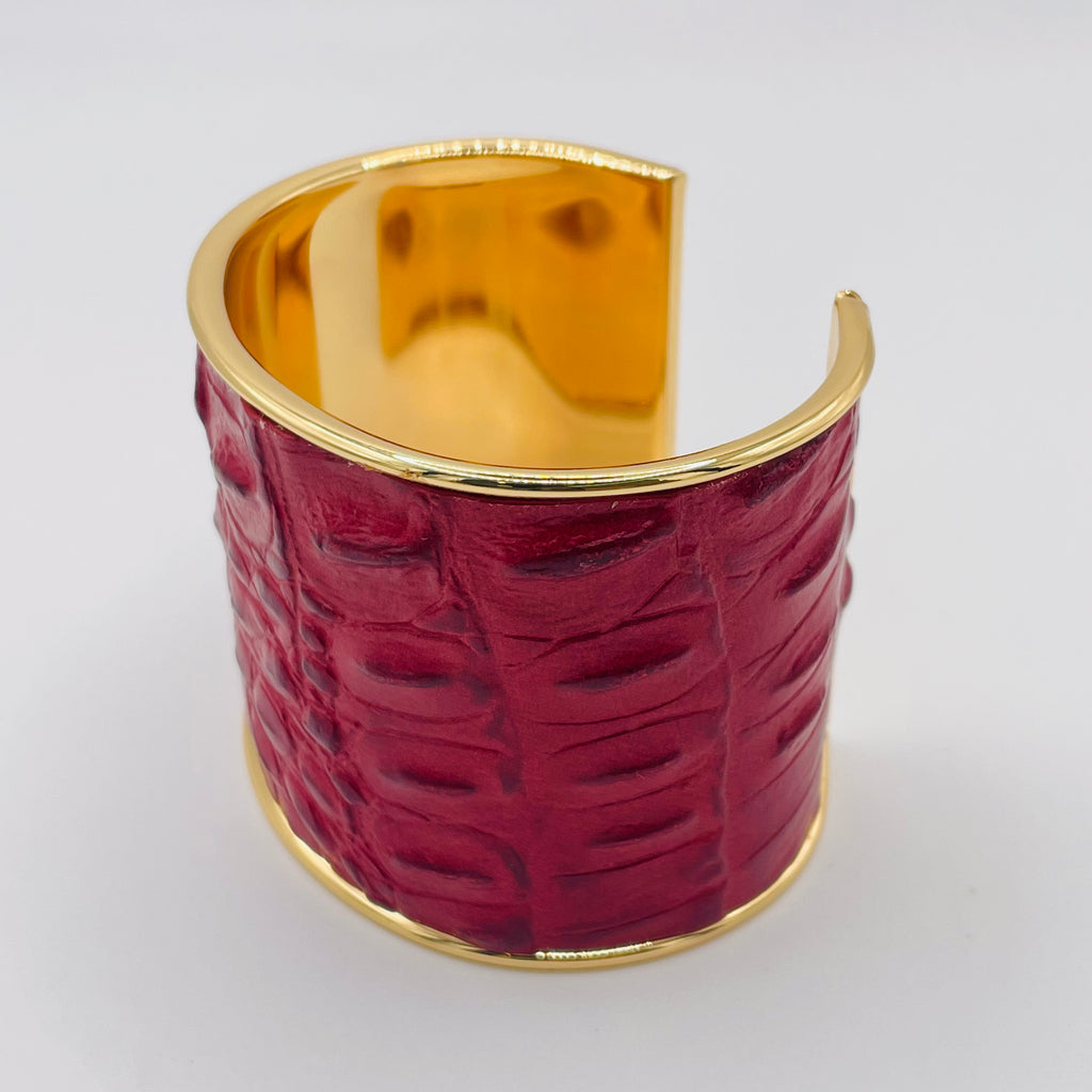 Brazalete Ancho de Cuero Rojo con Textura de Cocodrilo y Borde Dorado | Joyería de Moda para Mujer | Venta al Por Mayor|JI JOYA