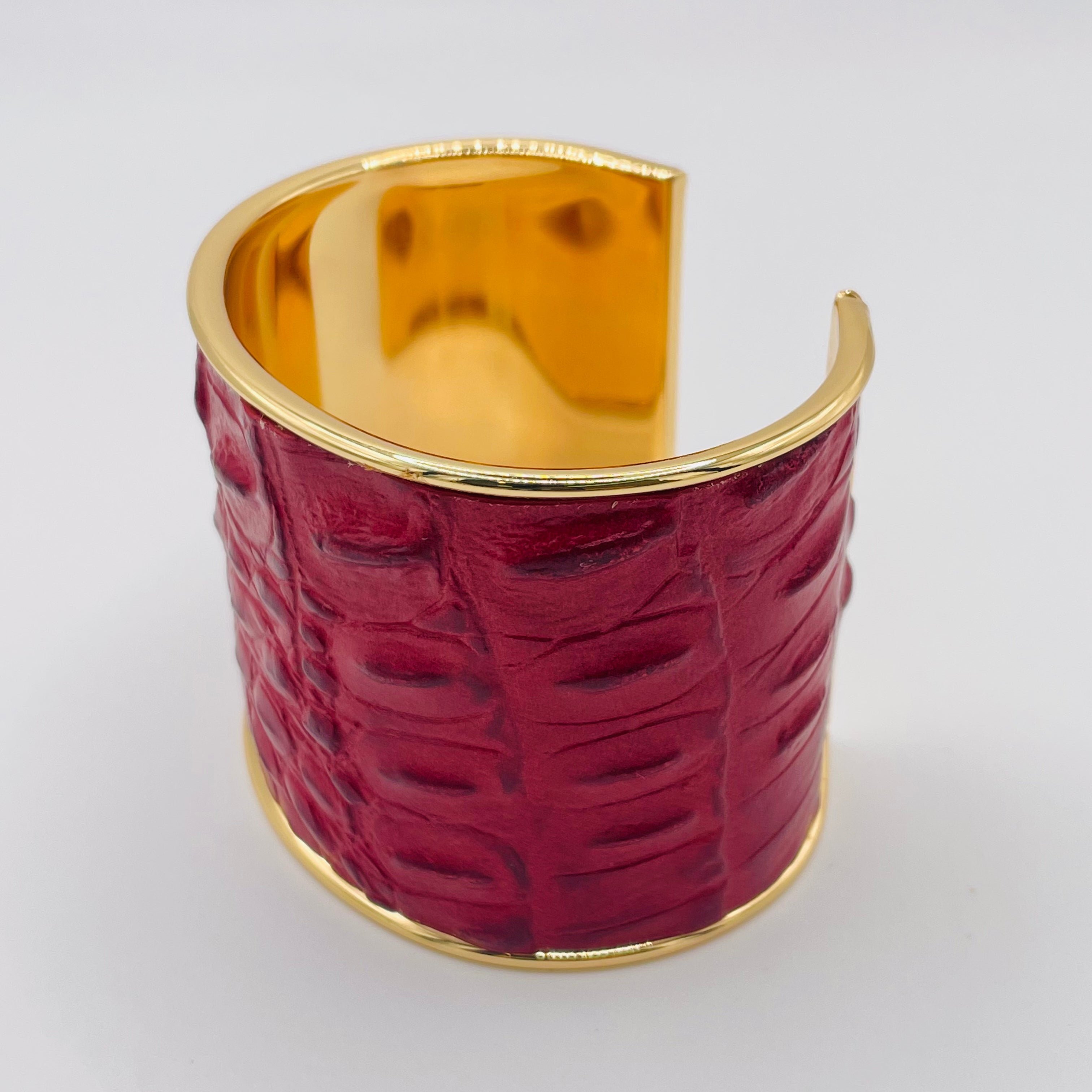 Brazalete Ancho de Cuero Rojo con Textura de Cocodrilo y Borde Dorado | Joyería de Moda para Mujer | Venta al Por Mayor|JI JOYA
