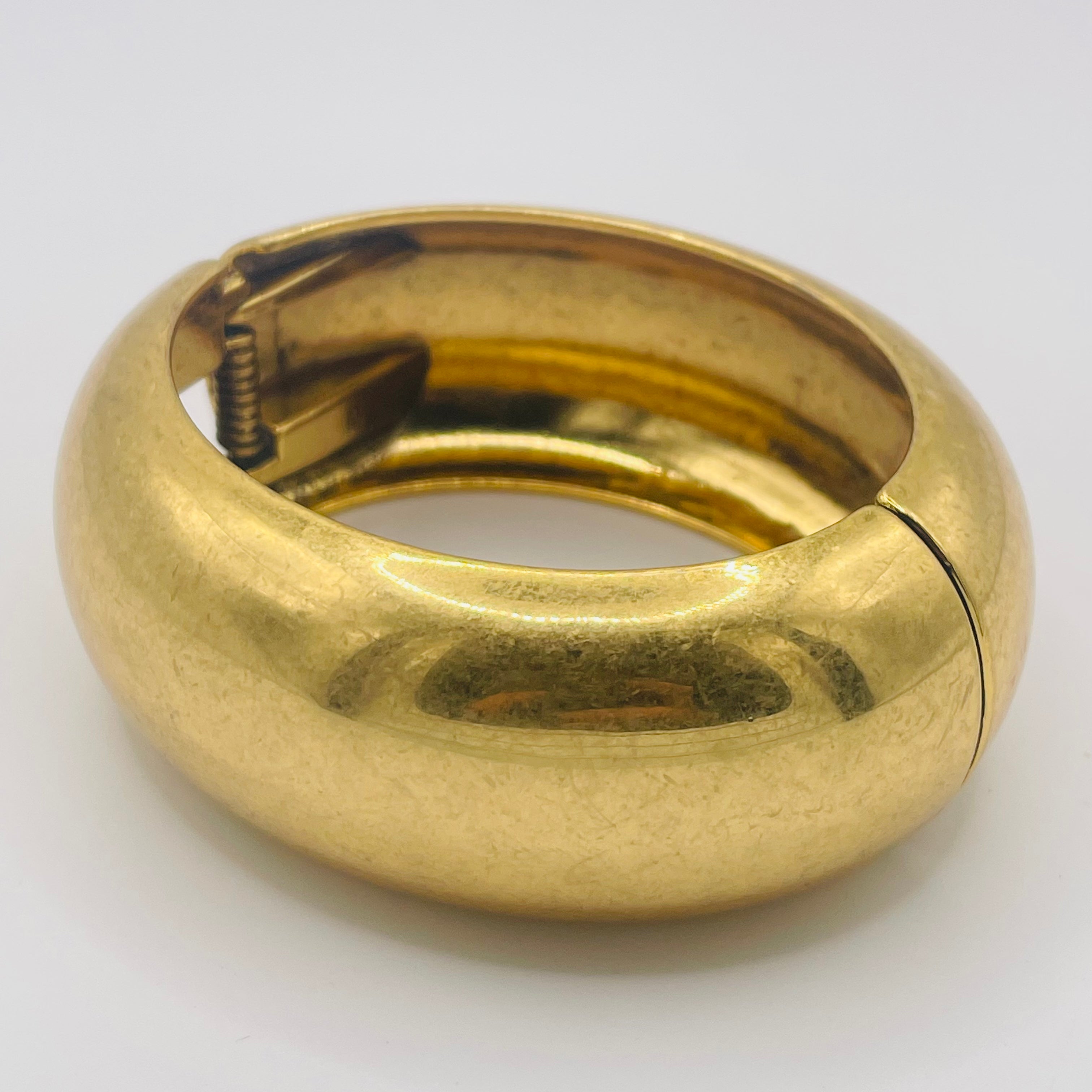 Brazalete de Oro Grueso Clásico | Bisutería al Por Mayor para Mujeres | Cierre de Resorte, Diseño Elegante|JI JOYA