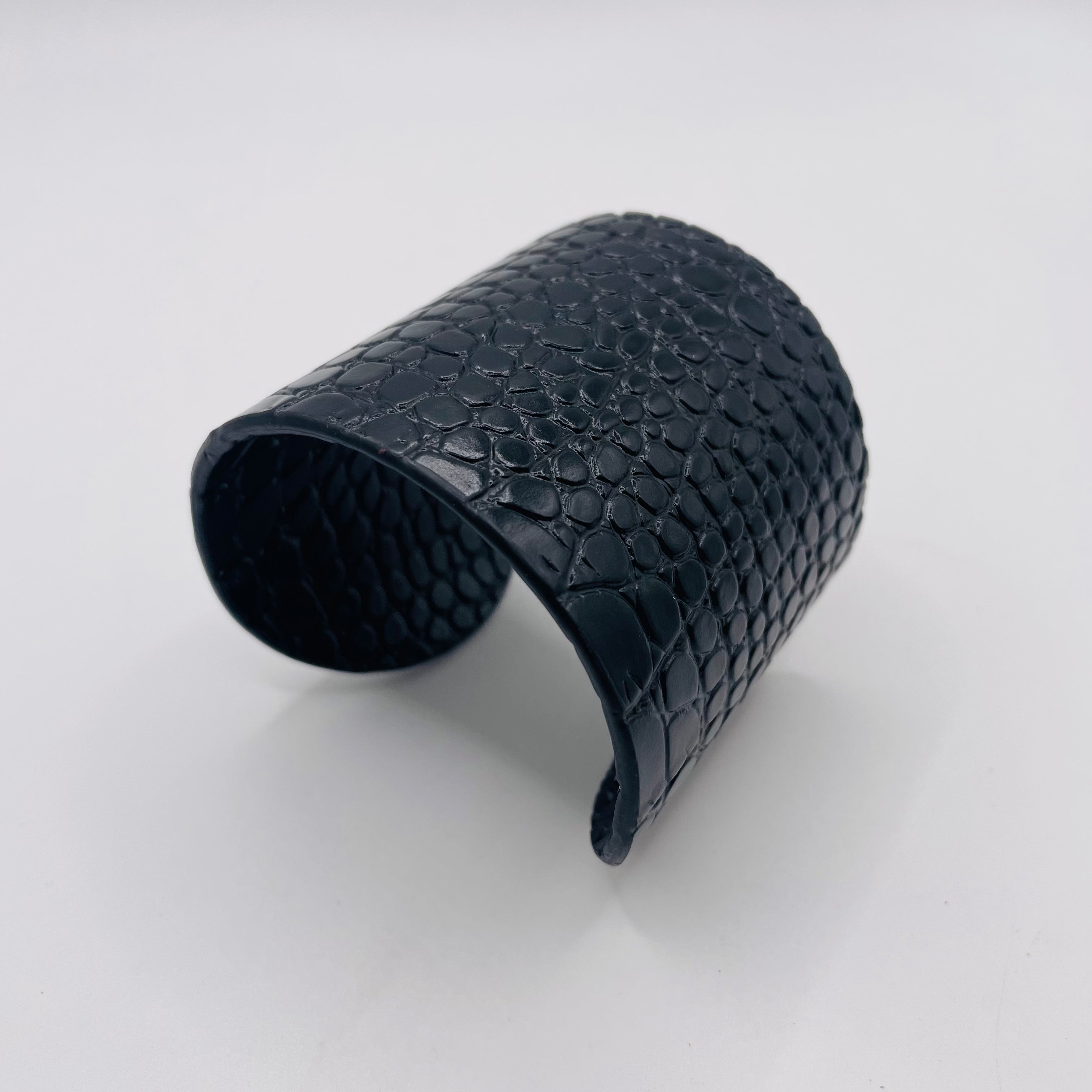 Pulsera Ancha de Cuero con Textura de Cocodrilo - Mayoreo para Moda|JI JOYA