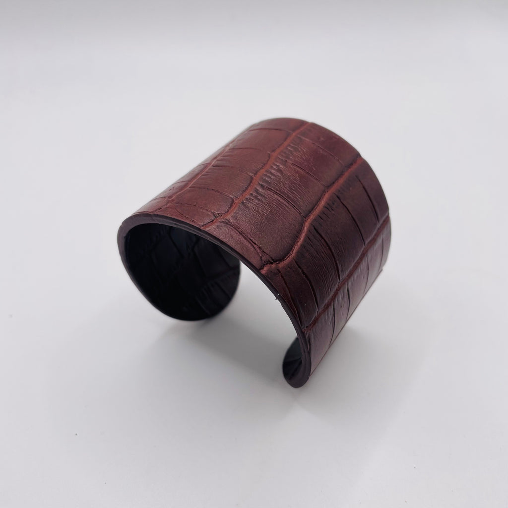 Pulsera Brazalete Ancho de Cuero Vegano con Textura de Cocodrilo Marrón - Joyería Mayorista para Mujeres| JI JOYA
