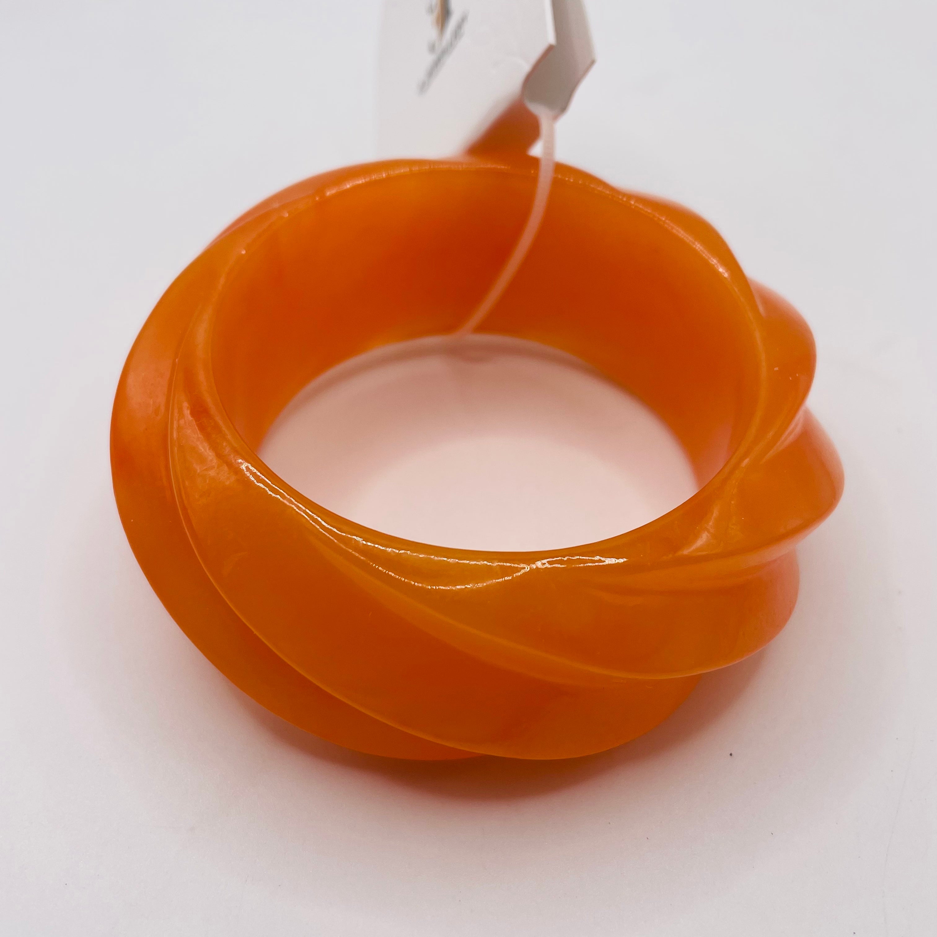 Pulsera Ancha de Resina con Diseño Torcido Espiral | 4 Colores Disponibles | Venta al Por Mayor para Tiendas de Moda|JI JOYA