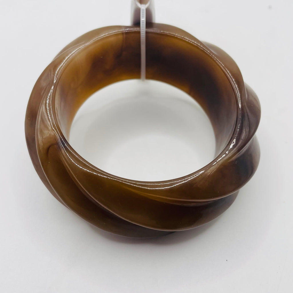 Pulsera Ancha de Resina con Diseño Torcido Espiral | 4 Colores Disponibles | Venta al Por Mayor para Tiendas de Moda|JI JOYA