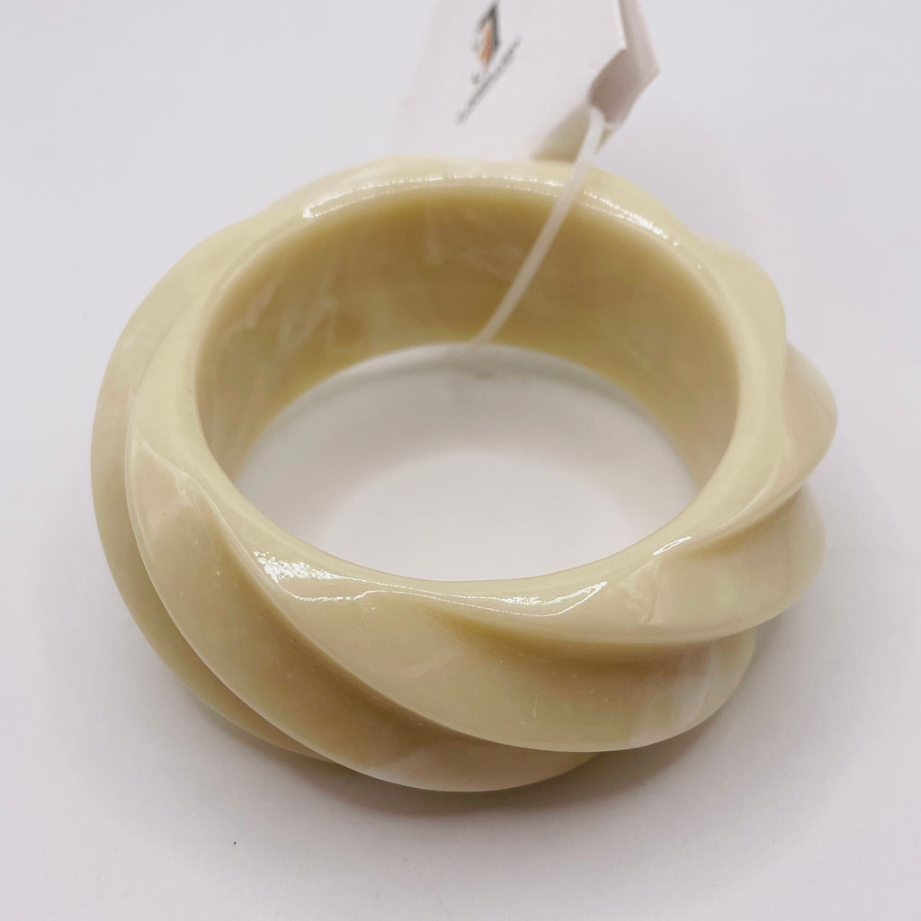 Pulsera Ancha de Resina con Diseño Torcido Espiral | 4 Colores Disponibles | Venta al Por Mayor para Tiendas de Moda|JI JOYA