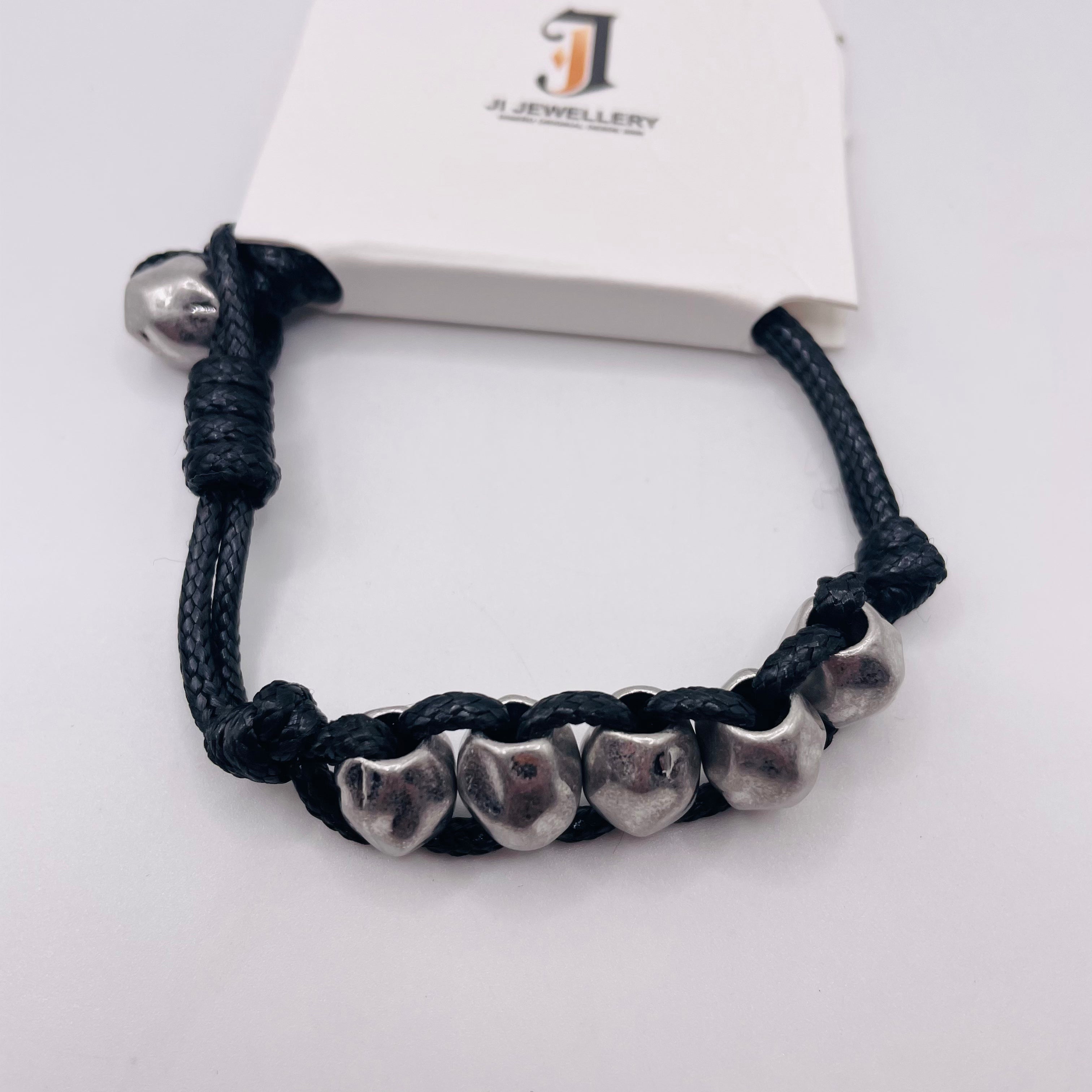 Pulsera de cuerda negra con cuentas metálicas | Accesorio de moda al por mayor| JI JOYA