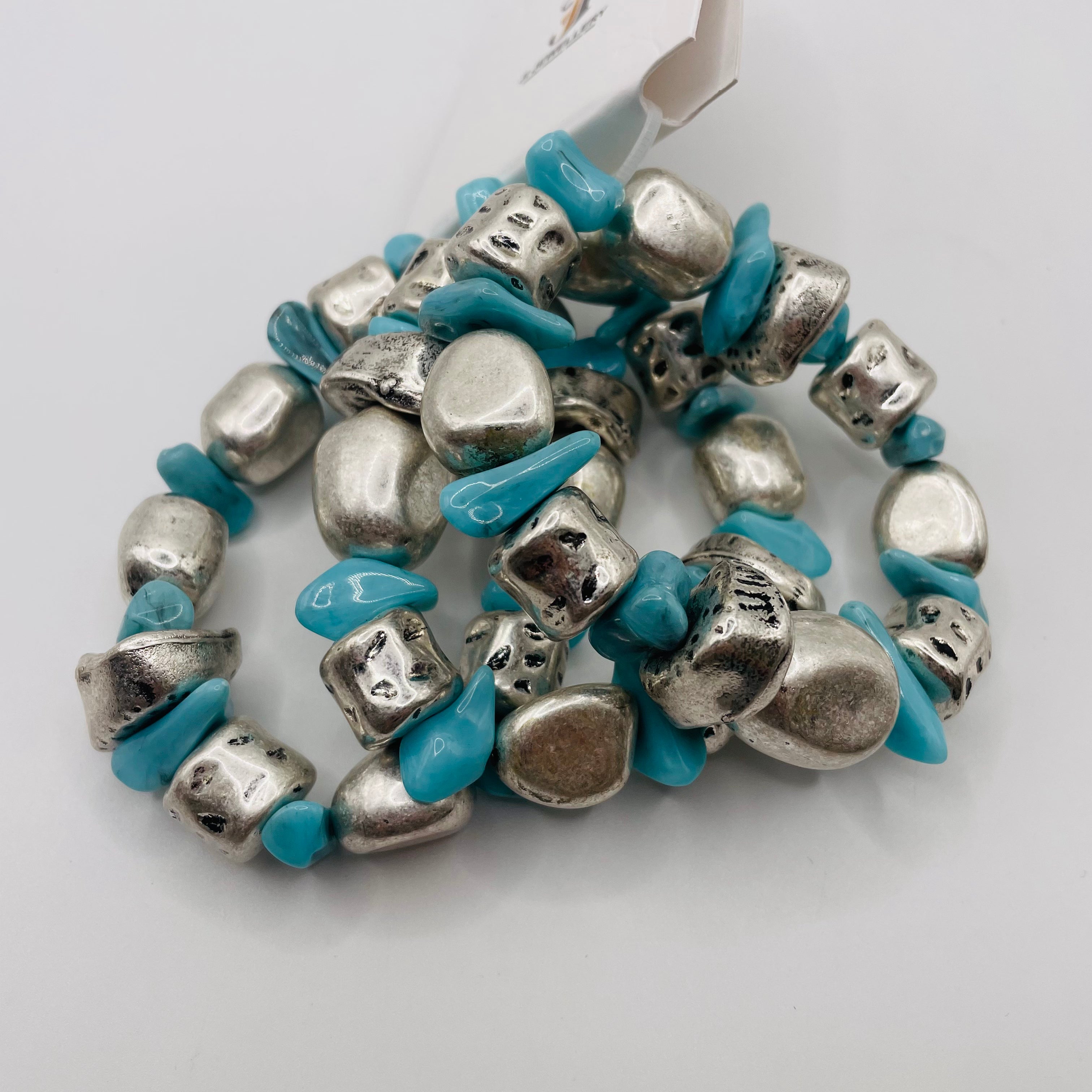 Pulseras de Piedra Irregular en Metal Dorado y Plateado, Set de 3 Unidades en Colores Turquesa, Rojo y Blanco | Bisutería al Por Mayor