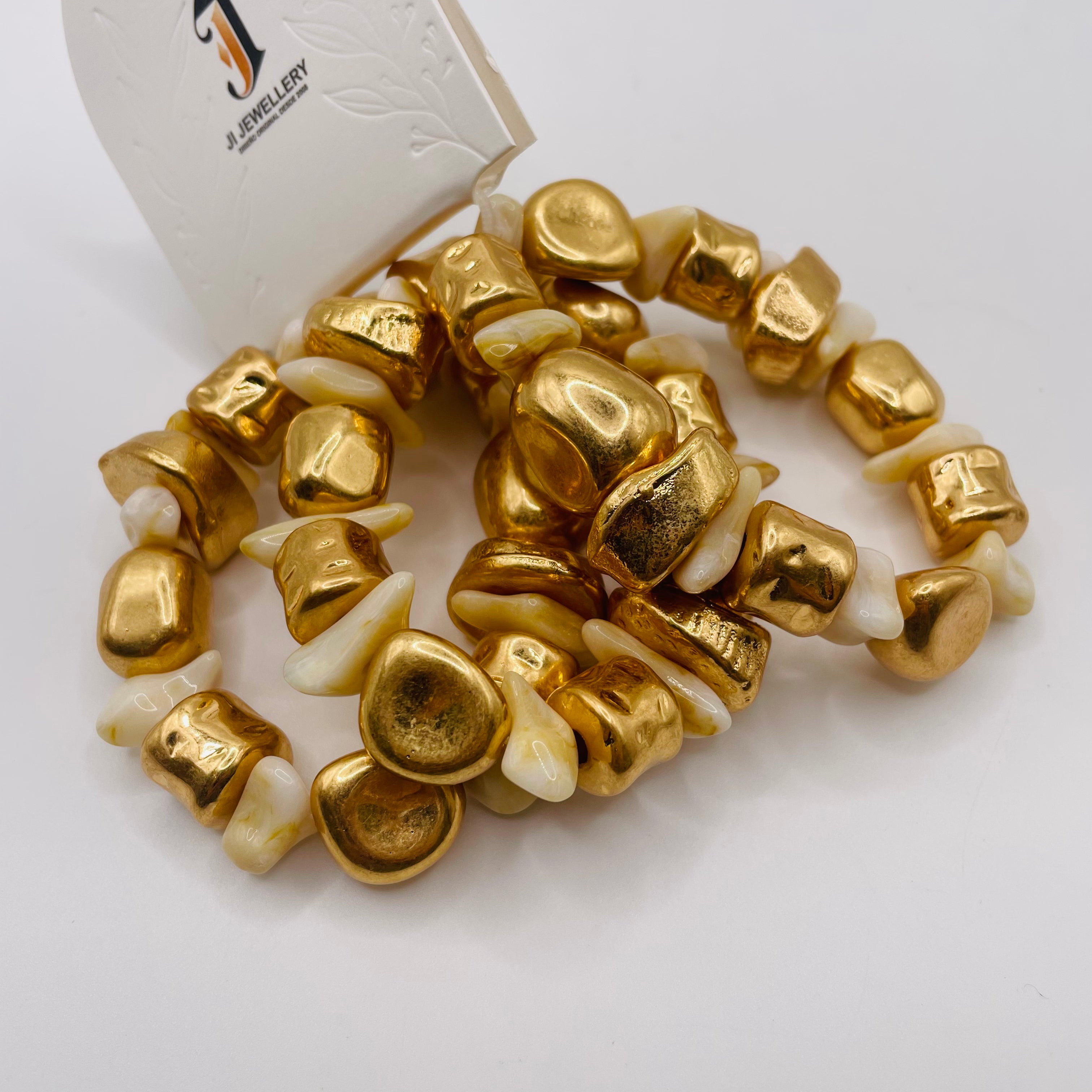 Pulseras de Piedra Irregular en Metal Dorado y Plateado, Set de 3 Unidades en Colores Turquesa, Rojo y Blanco | Bisutería al Por Mayor
