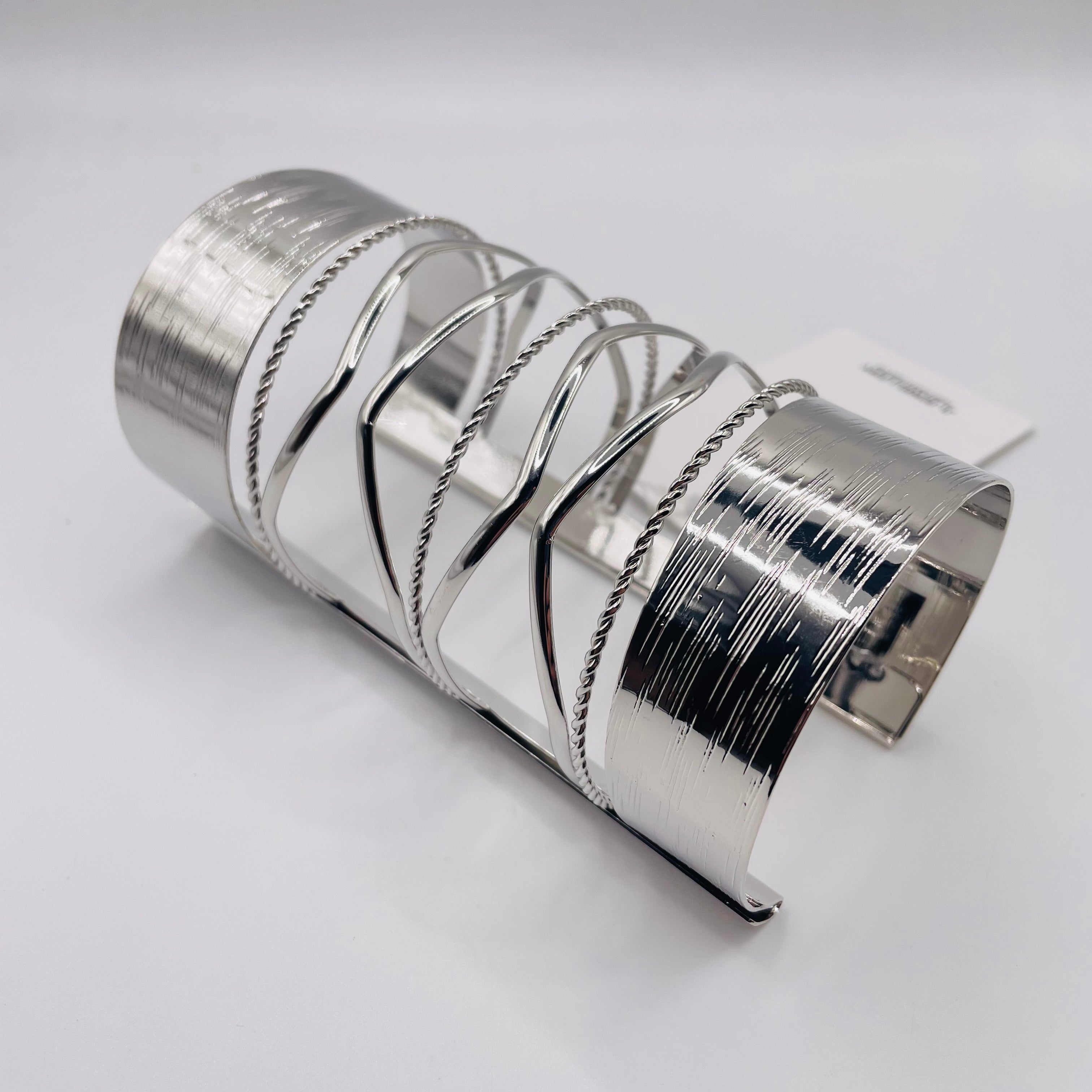 Brazalete de Metal Ondulado Texturizado, Pulsera Abierta de Gran Tamaño para Mujer, Accesorio de Moda al Por Mayor, Disponible en Oro y Plata|JI JOYA