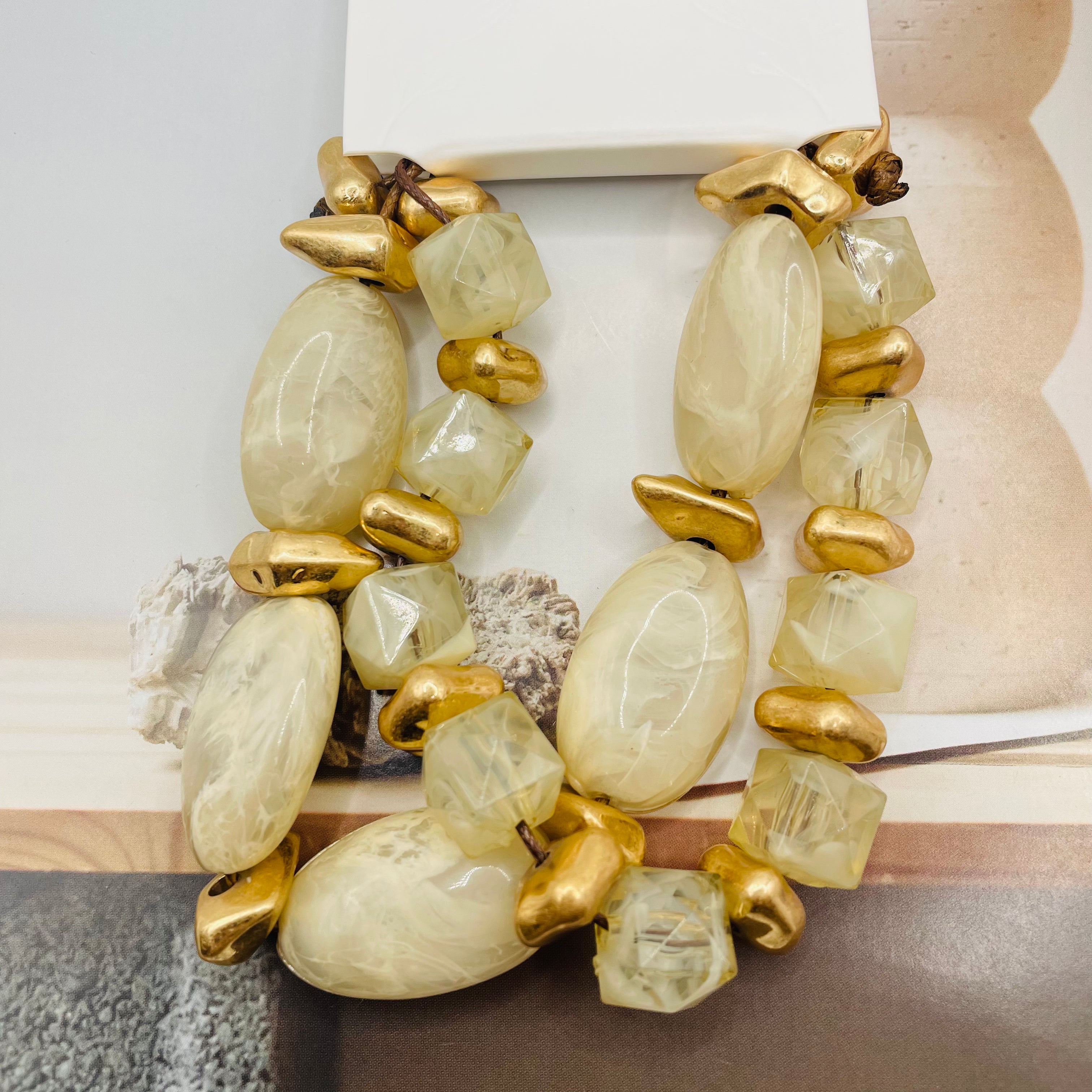 Pulsera de Moda con Cuentas de Resina y Detalles Dorados - 4 Colores Disponibles | Joyería al Por Mayor|JI JOYA
