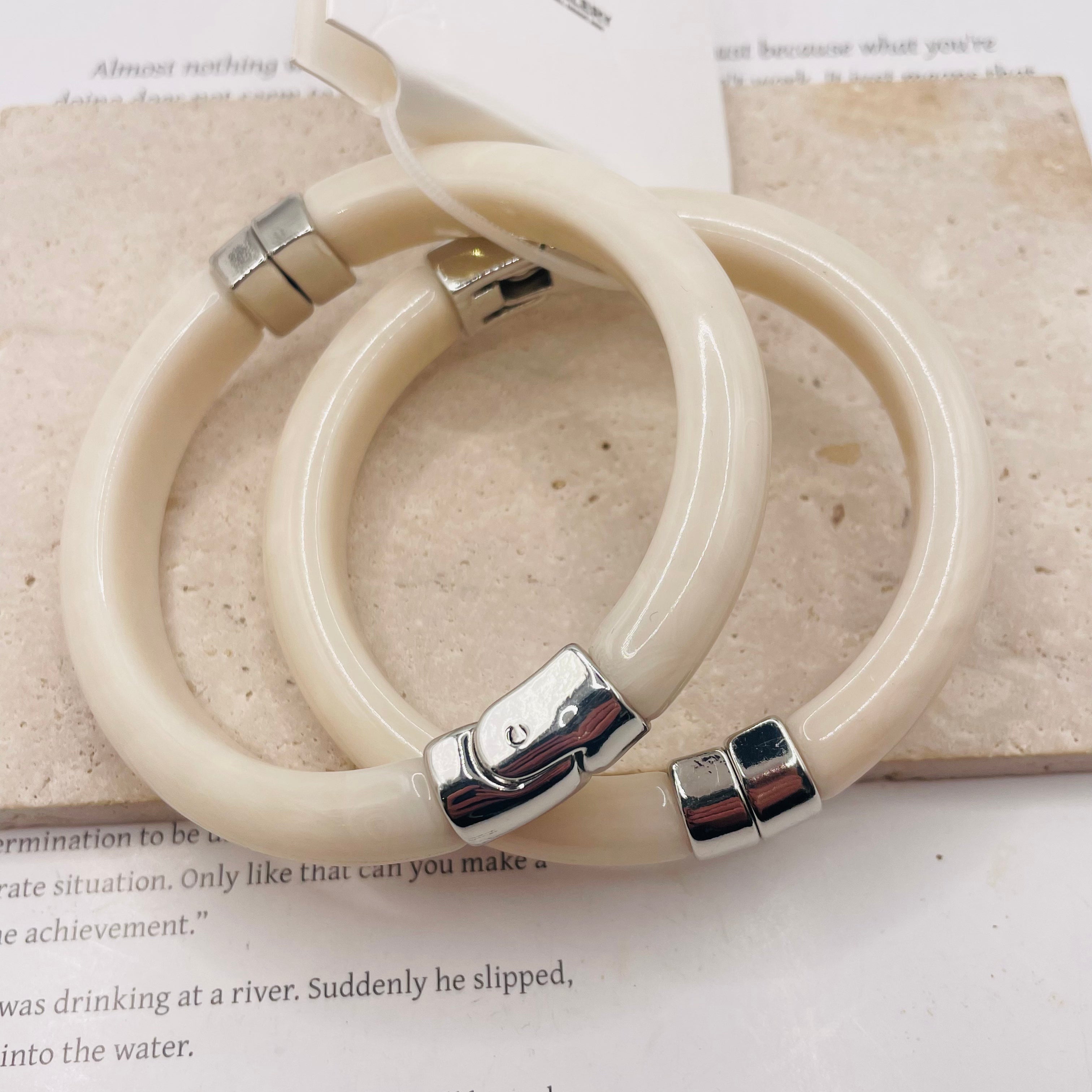 Pulseras de resina de 2 piezas por conjunto, 4 colores disponibles, pulseras de bisagra elegantes al por mayor|JI JOYA