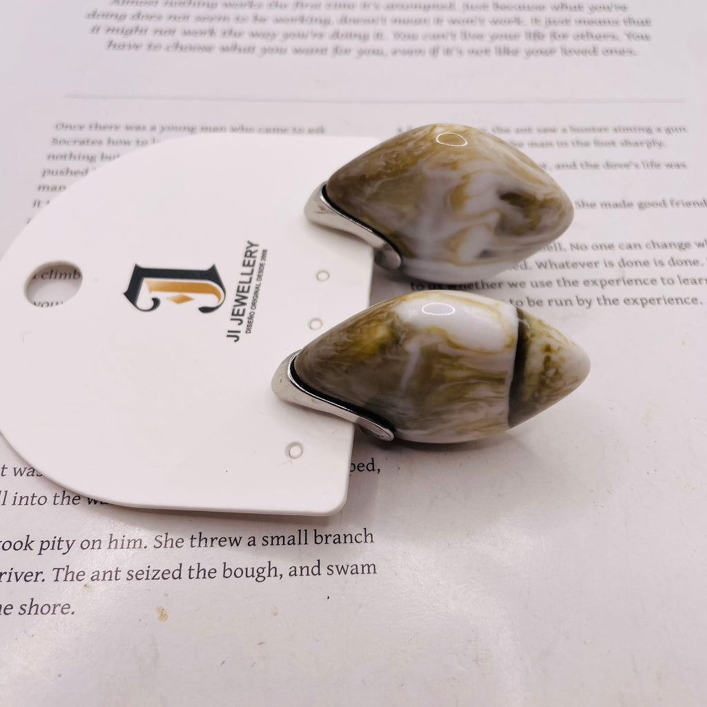 Pendientes clip‑on geométricos de resina, diseño gota, metal plateado, mayorista joyería|JI JOYA