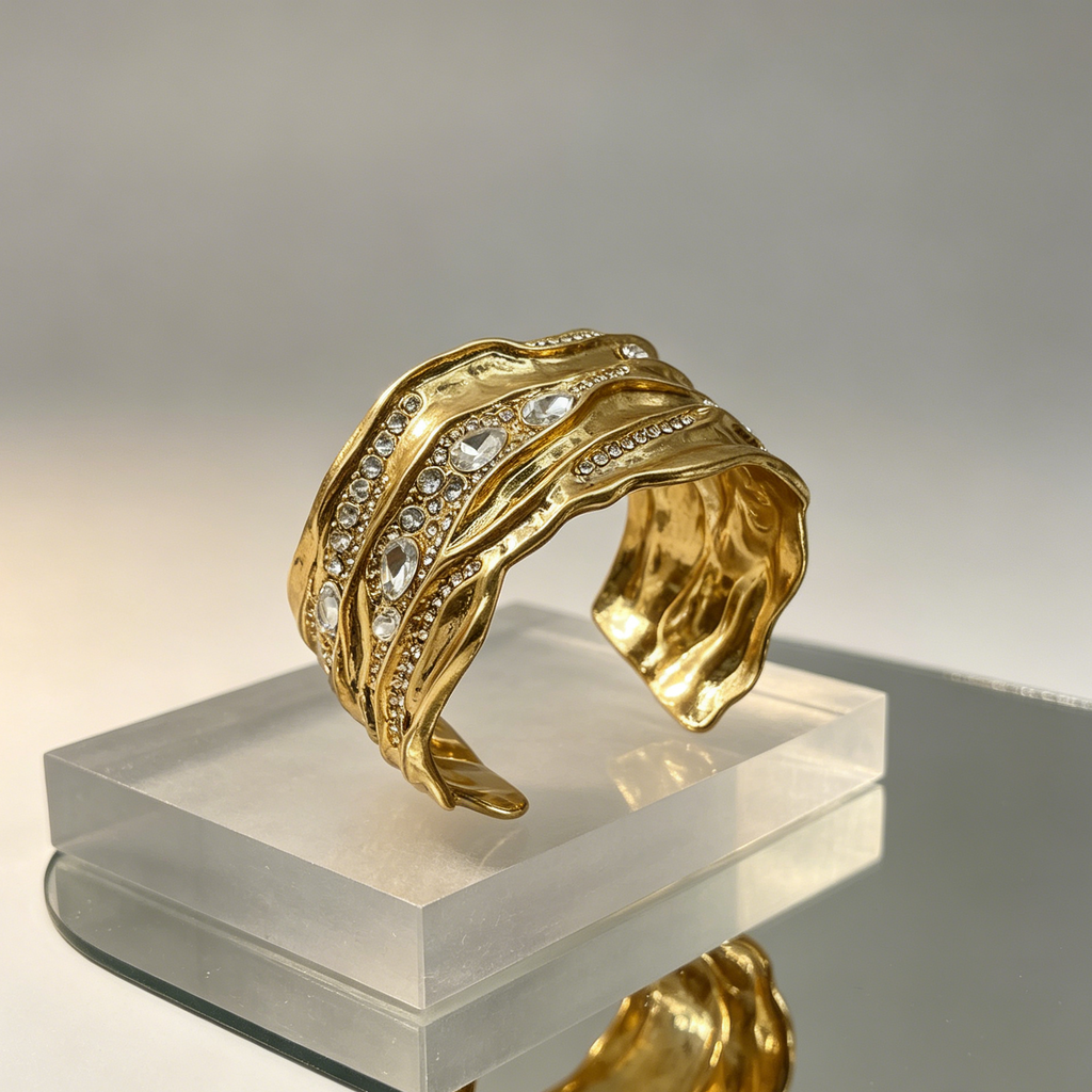 Brazalete dorado texturizado con cristales, diseño ondulado irregular, pulsera abierta mayorista|JI JOYA