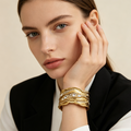 Brazalete dorado texturizado con cristales, diseño ondulado irregular, pulsera abierta mayorista|JI JOYA