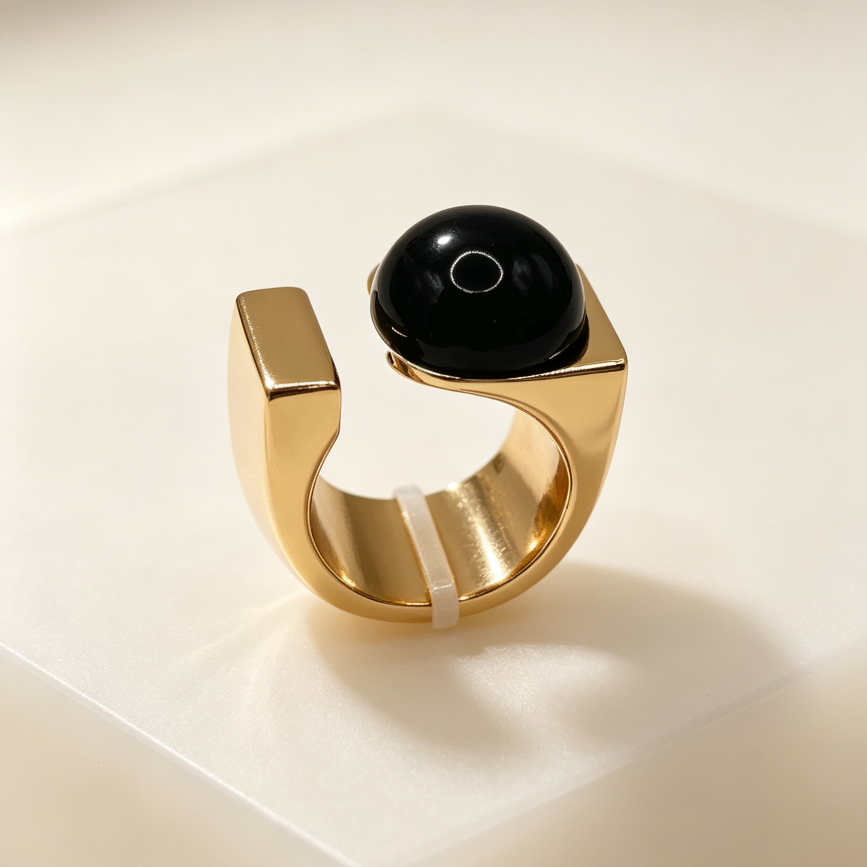Anillo minimalista de metal dorado con esfera negra, diseño abierto, joyería de moda al por mayor|JI JOYA