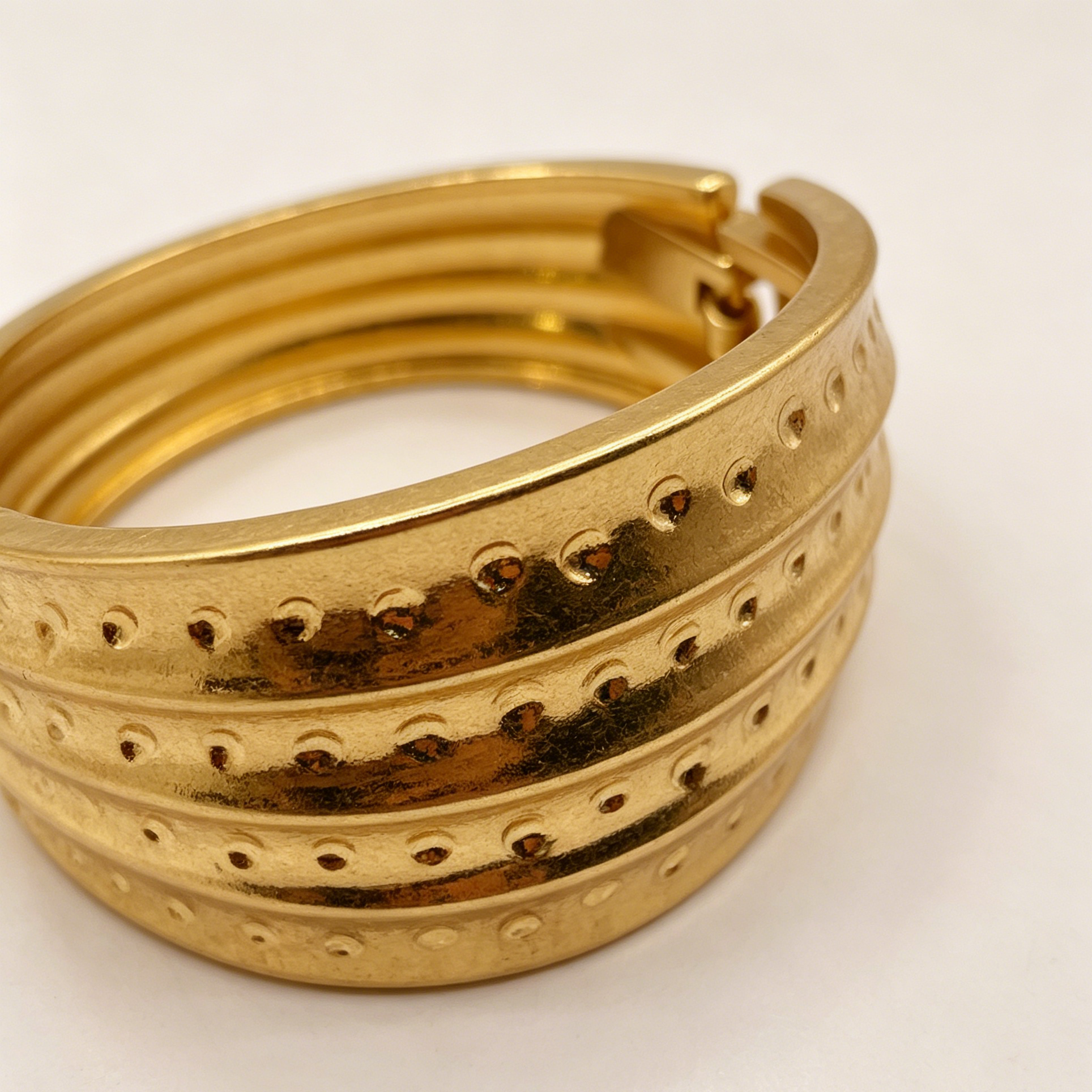 Pulsera Brazalete Dorada Texturizada con Diseño de Puntos, Brazalete Abierto de Aleación de Zinc para Mujer, Joyería al Por Mayor|JI JOYA