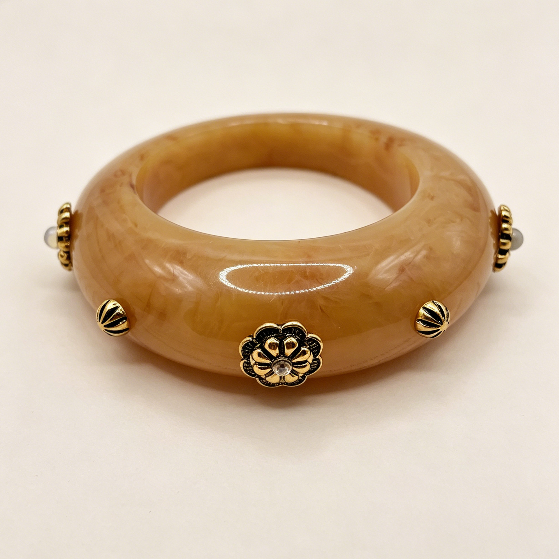 Pulsera Bangle Vintage de Resina Color Ámbar con Decoración Floral Dorada, Accesorio de Moda Mujer al Mayor para Tiendas|JI JOYA