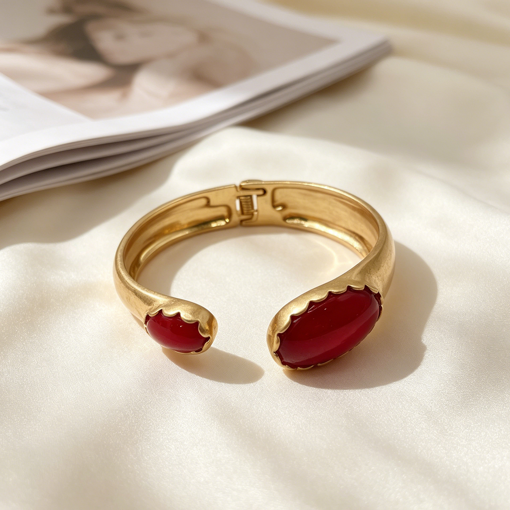 Pulsera Brazalete Abierto con Piedra Roja Esmaltada, Metal Dorado Mate, Joyería Mayorista Mujer|JI JOYA