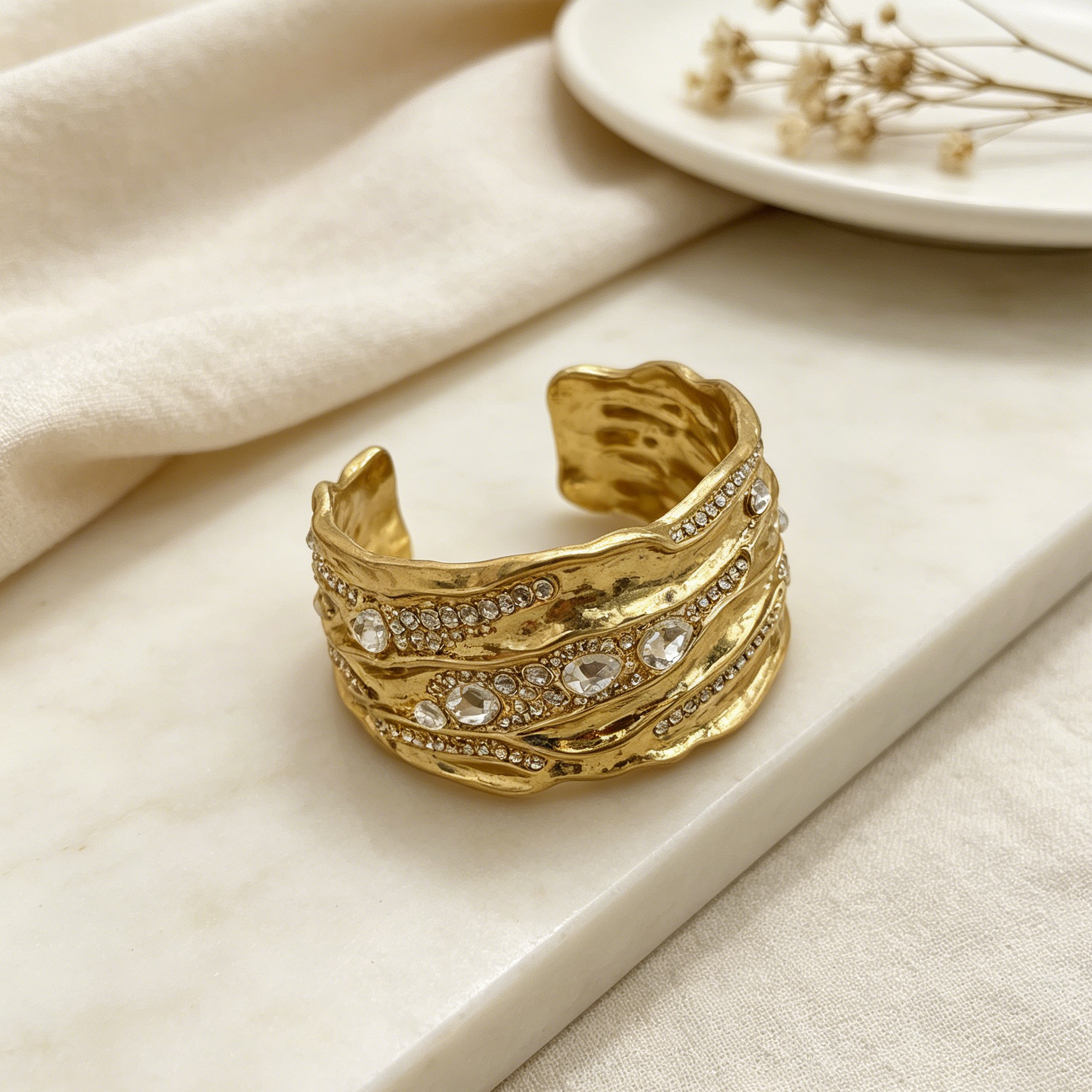 Brazalete dorado texturizado con cristales, diseño ondulado irregular, pulsera abierta mayorista|JI JOYA