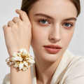 Pulsera Flor Elegante Perla Dorada al Por Mayor, Brazalete Resina con Cristal para Mujer, Accesorio Moda Mayorista|JI JOYA