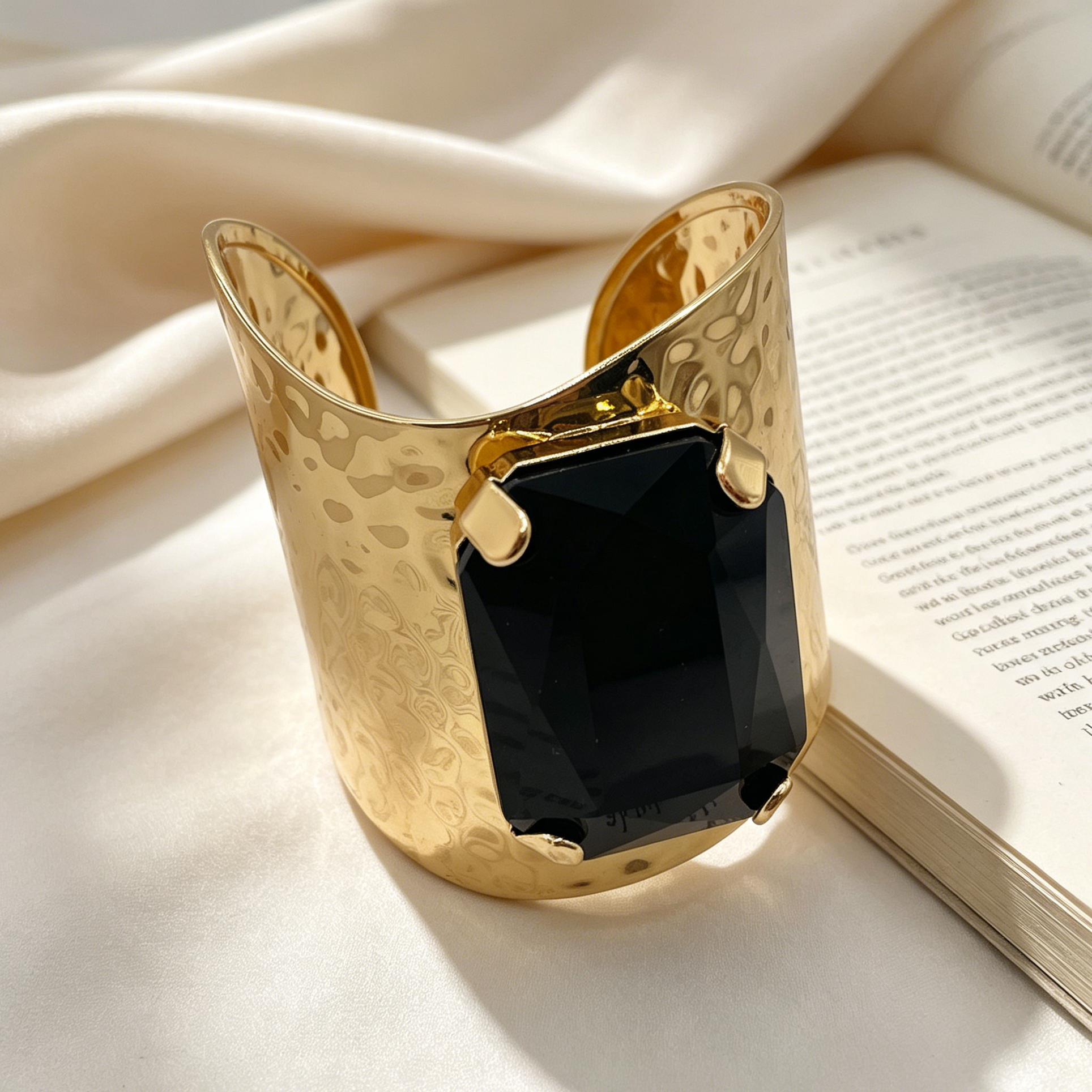 Pulsera Brazalete Ancha Mayorista, Brazalete Abierto Texturizado con Piedra Negra Grande, Brazalete Metal Moda 2 Colores Plata y Dorado Para Mujer|JI JOYA