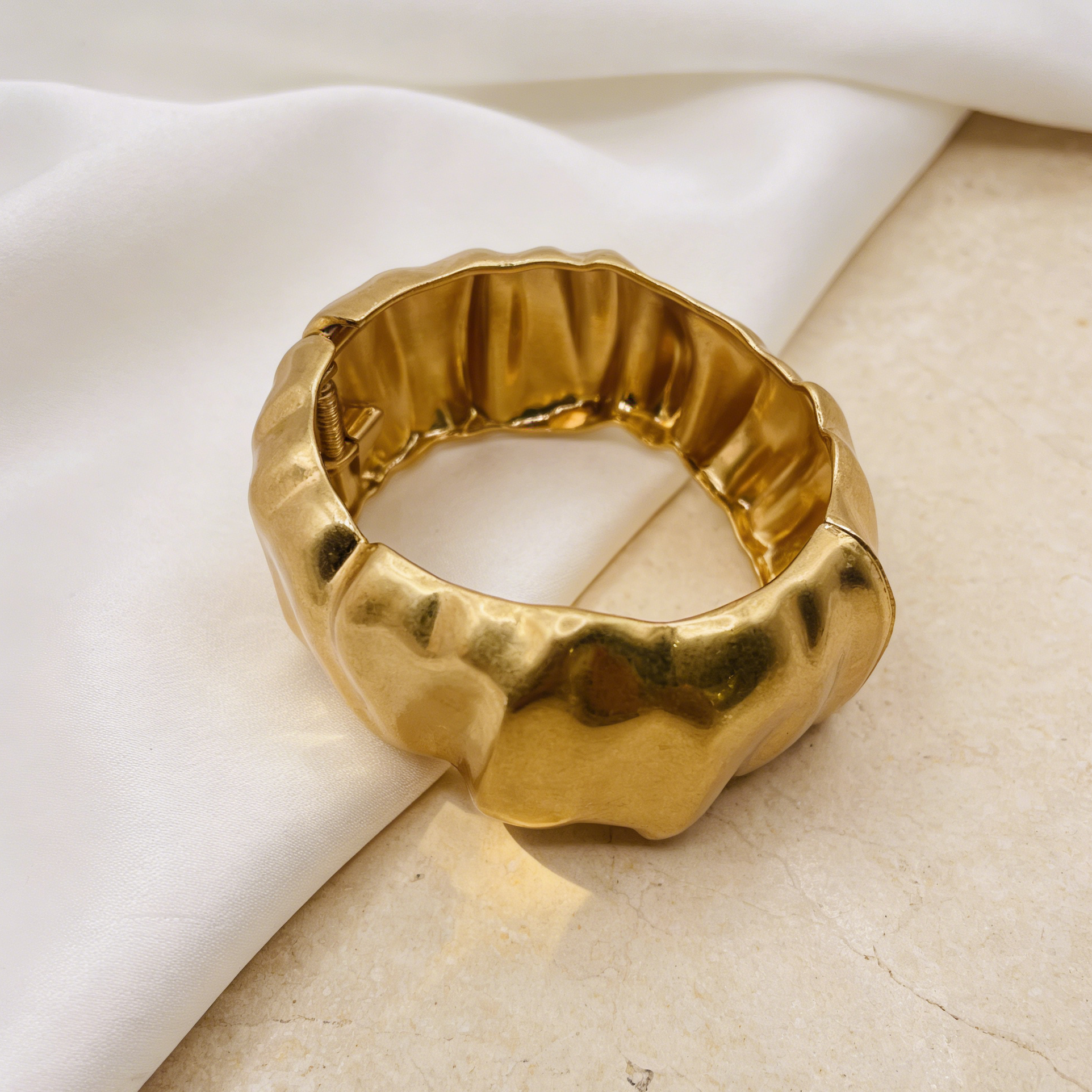 Pulsera Brazalete Dorada Texturizada con Cierre Resorte, Diseño Irregular Minimalista, Joyería de Moda al Por Mayor para Mujer|JI JOYA