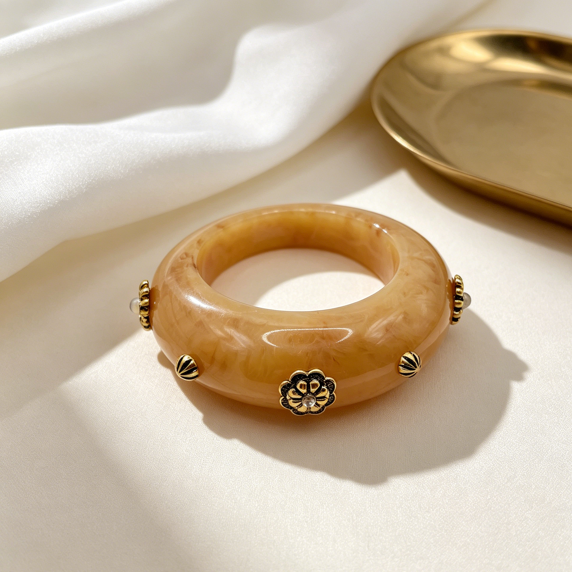 Pulsera Bangle Vintage de Resina Color Ámbar con Decoración Floral Dorada, Accesorio de Moda Mujer al Mayor para Tiendas|JI JOYA