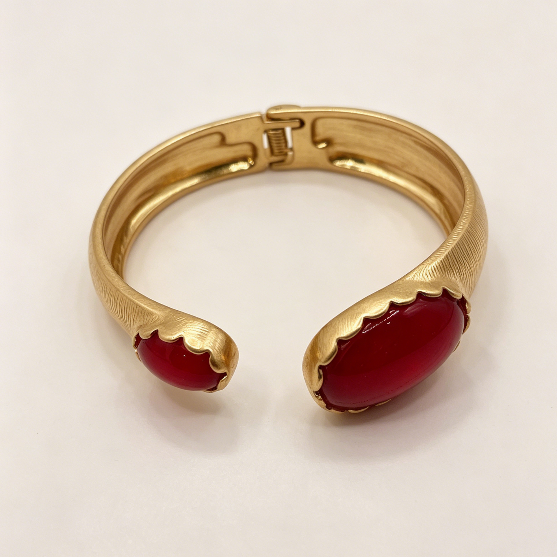 Pulsera Brazalete Abierto con Piedra Roja Esmaltada, Metal Dorado Mate, Joyería Mayorista Mujer|JI JOYA