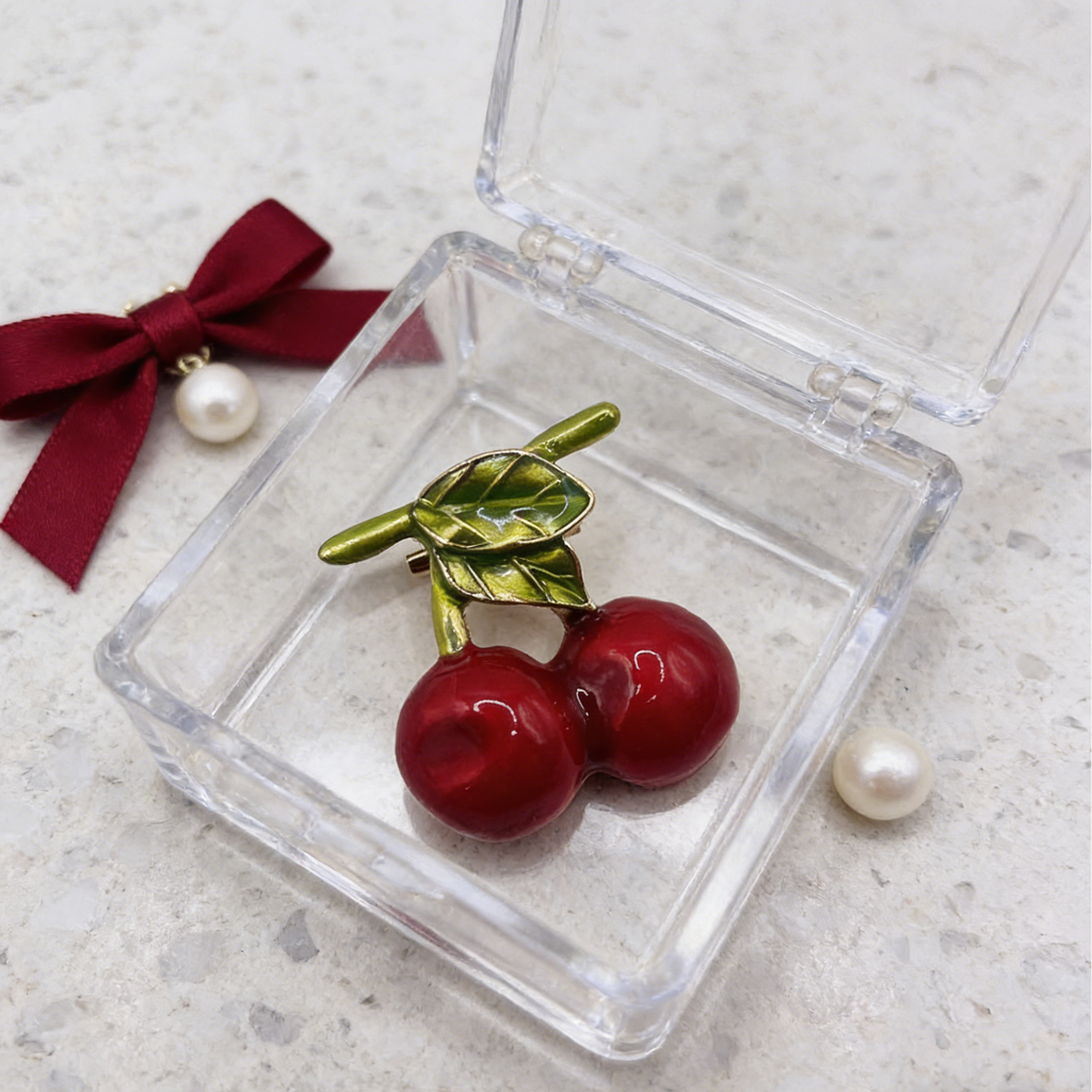 Broche vintage de cereza esmaltada | Pin retro de fruta para chaquetas y bolsos