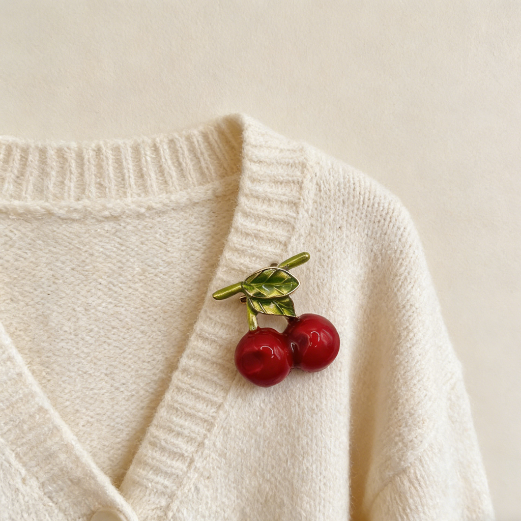 Broche vintage de cereza esmaltada | Pin retro de fruta para chaquetas y bolsos