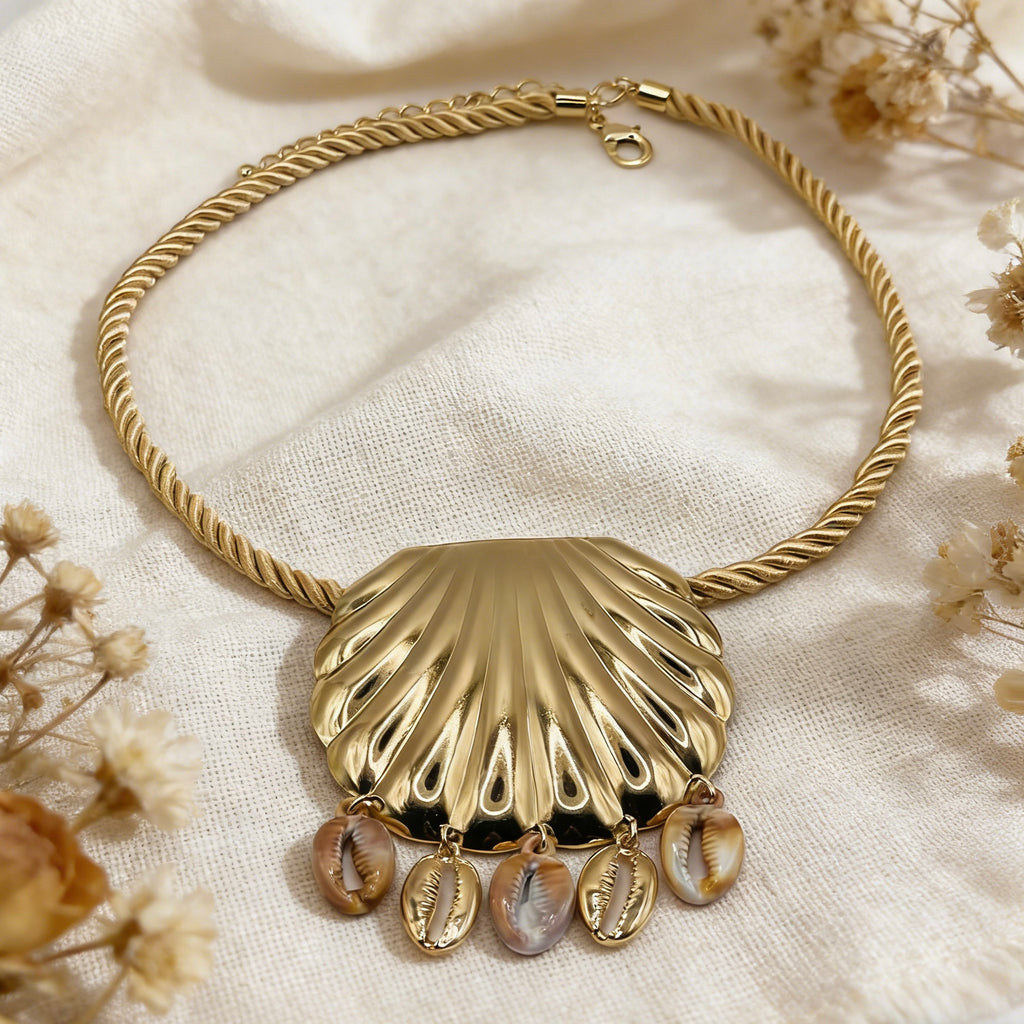 Collar de concha de vieira dorada, cadena de clavícula con cuerda trenzada con colgante de concha natural, joyería estilo resort bohemio.