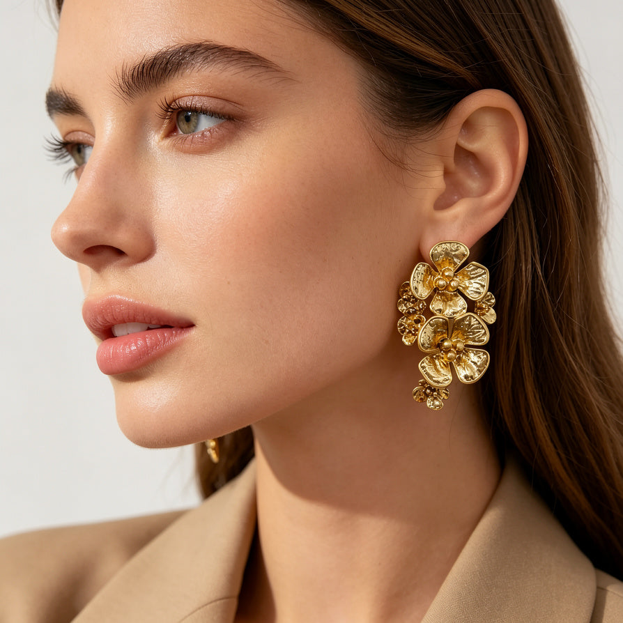 Pendientes Flor Dorada Texturizada | Joyería Mayorista de Lujo Accesible|JI JOYA