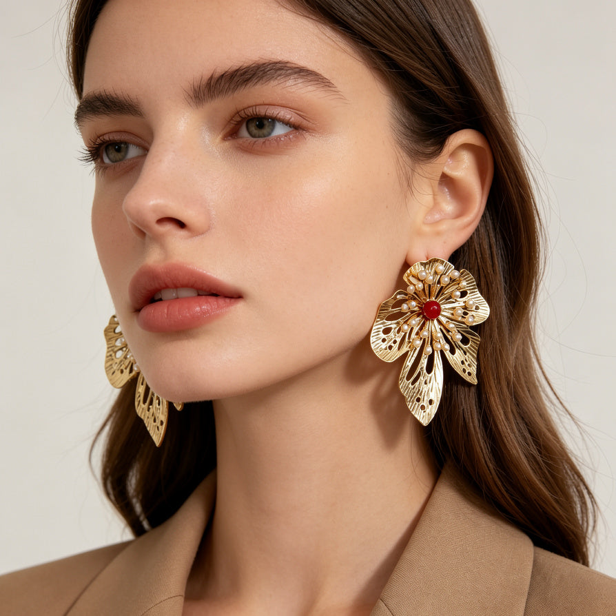 Pendientes Florales Grandes de Aleación de Zinc, Diseño Calado Elegante con Perla y Piedra Roja, Bisutería Mayorista para Mujer Oro y Plata|JI JOYA