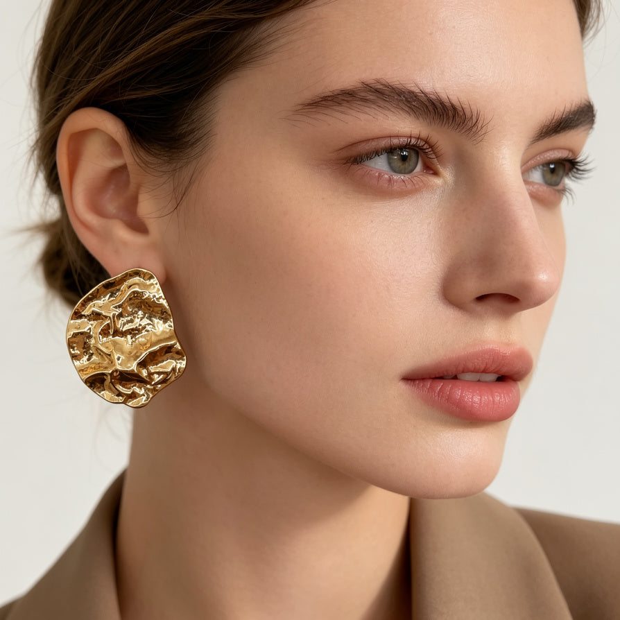 Pendientes de Metal Texturizado Dorado Minimalista | Mayorista B2B | JI JOYA