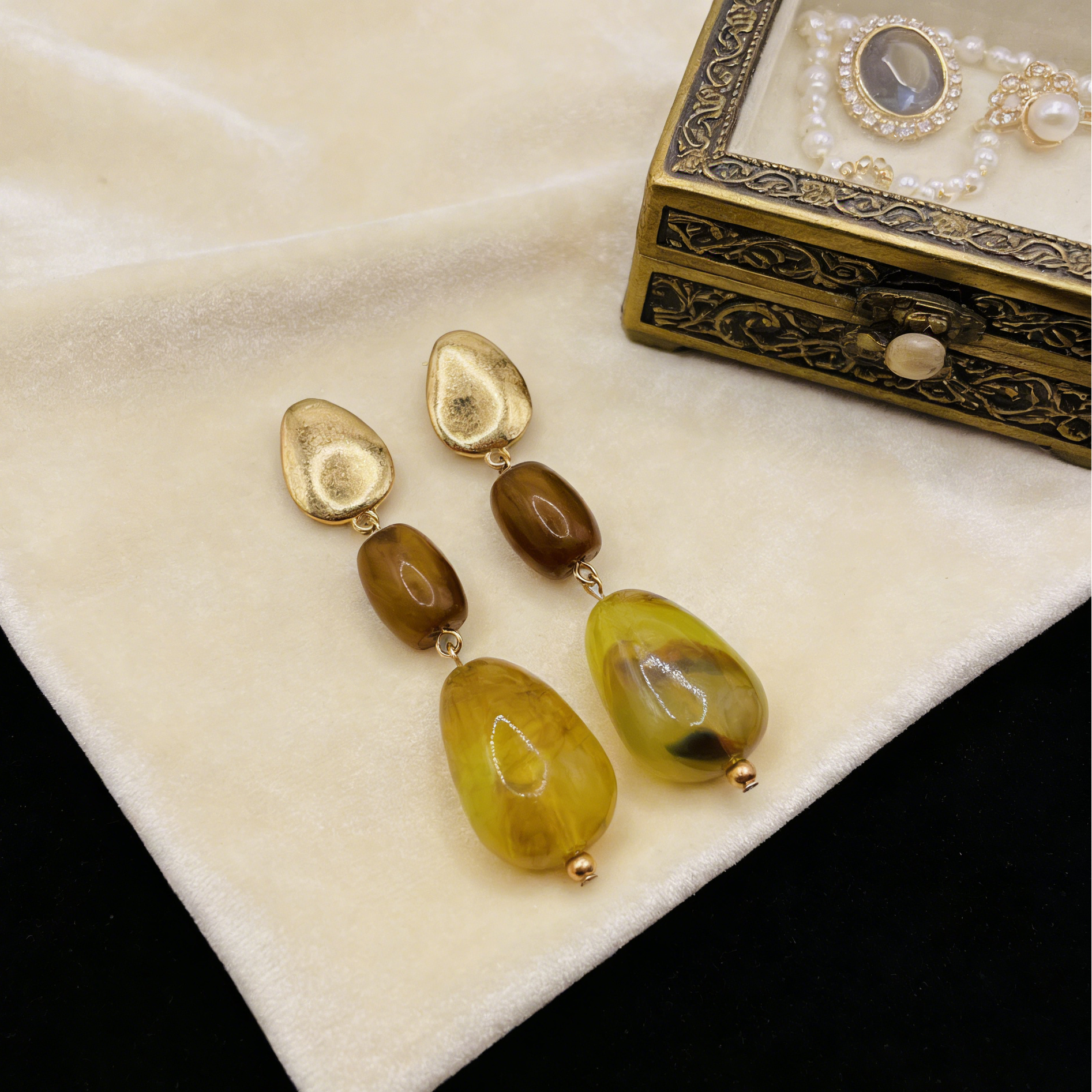 Pendientes colgantes de resina verde oliva | Pendientes colgantes dorados texturizados
