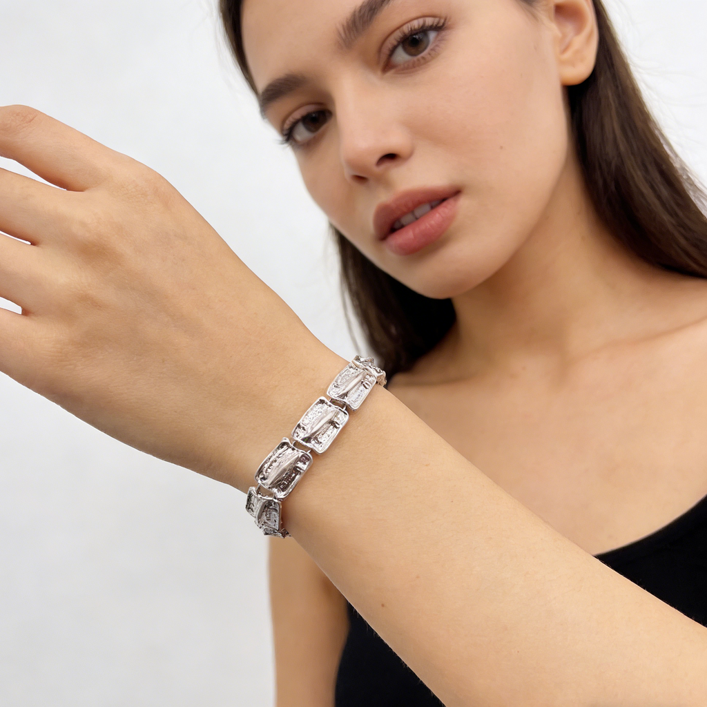 Conjunto de corrente grossa de metal martelado: brincos, colar e pulseira chamativos de ouro e prata.