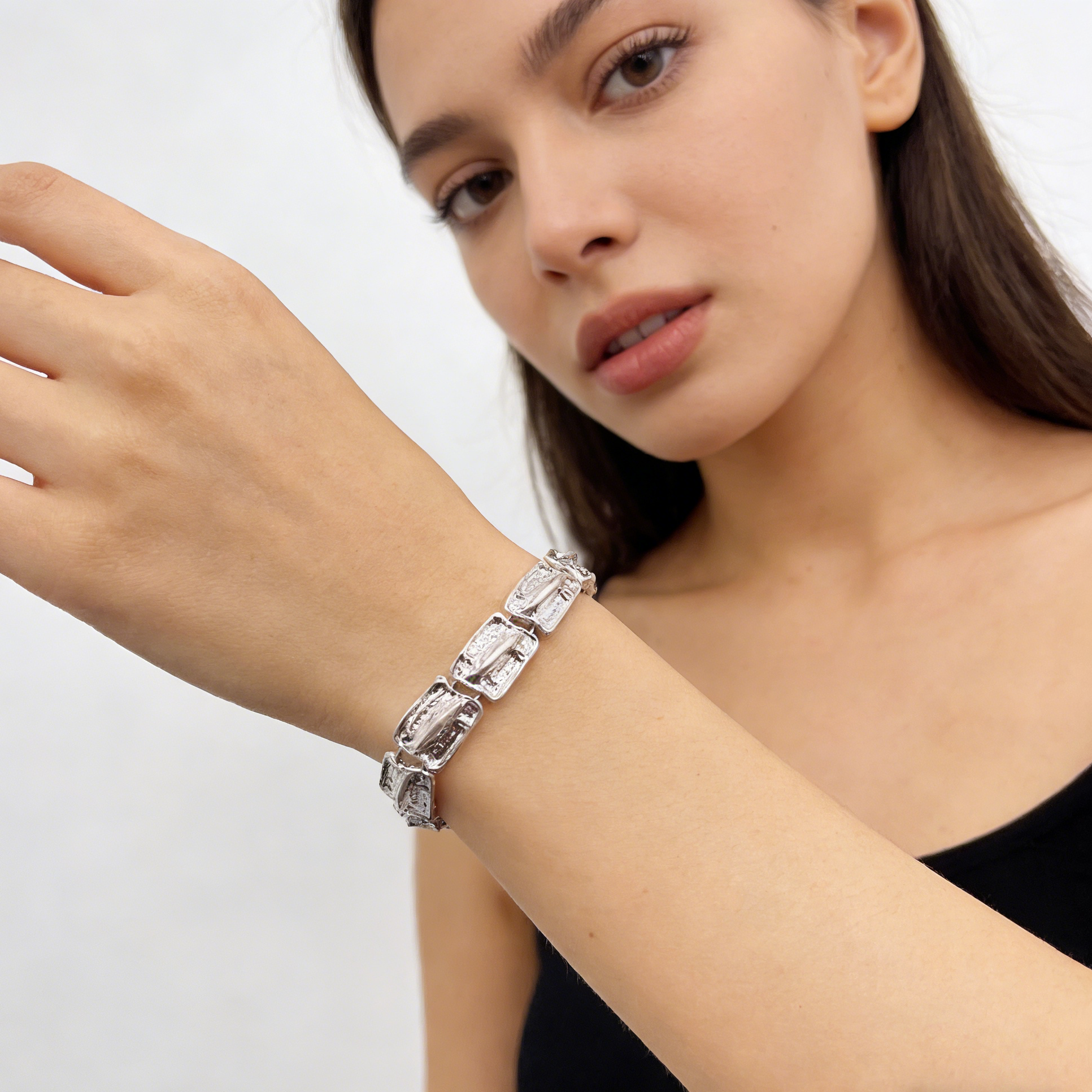 Conjunto de cadena gruesa de metal martillado: pendientes, collar y pulsera llamativos de oro y plata.