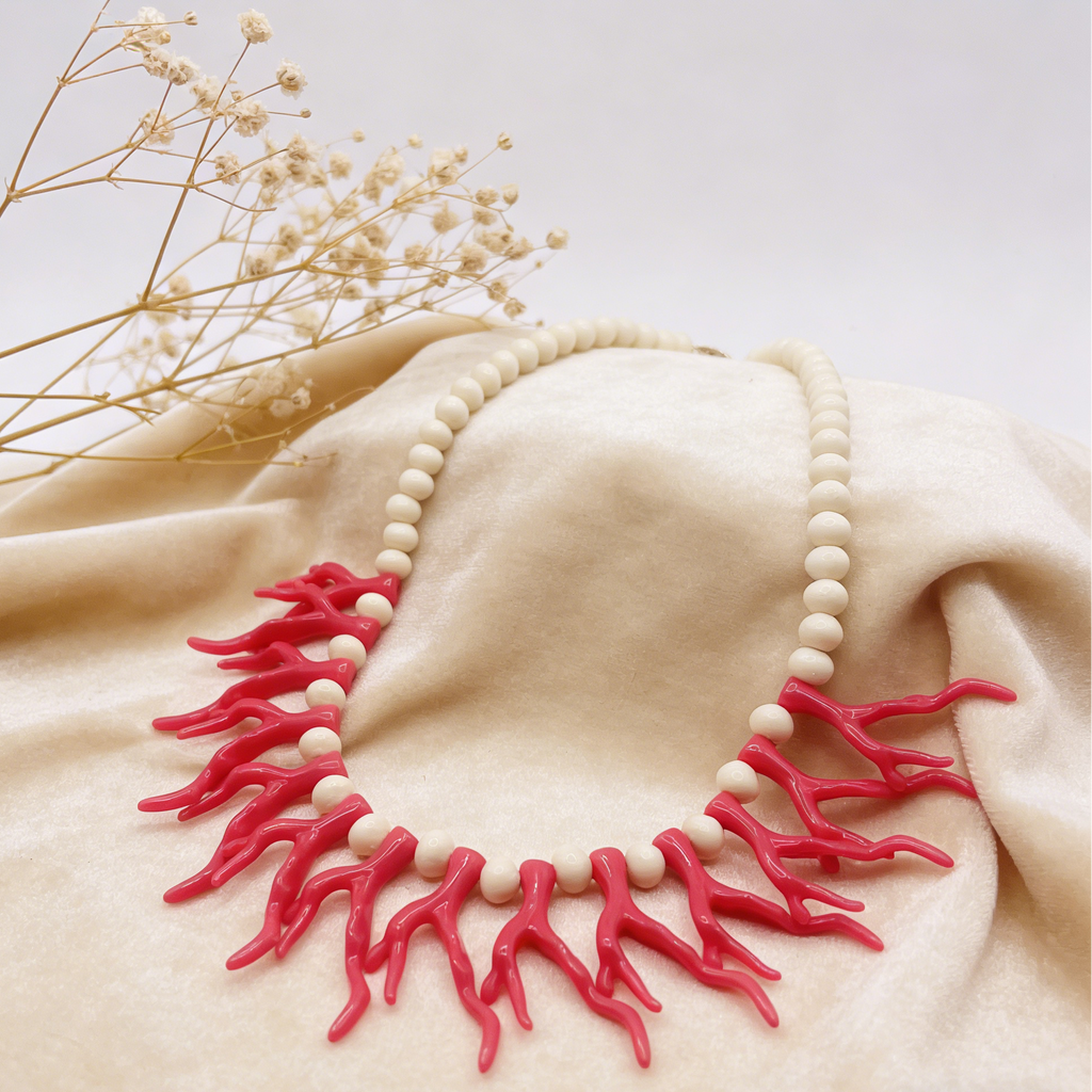 Collar artesanal de rama de coral - Collar de cuentas color crema para un estilo bohemio