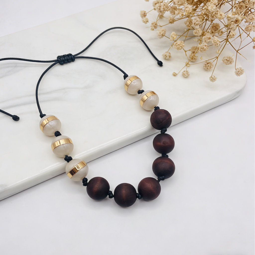 Gargantilla minimalista de madera y resina