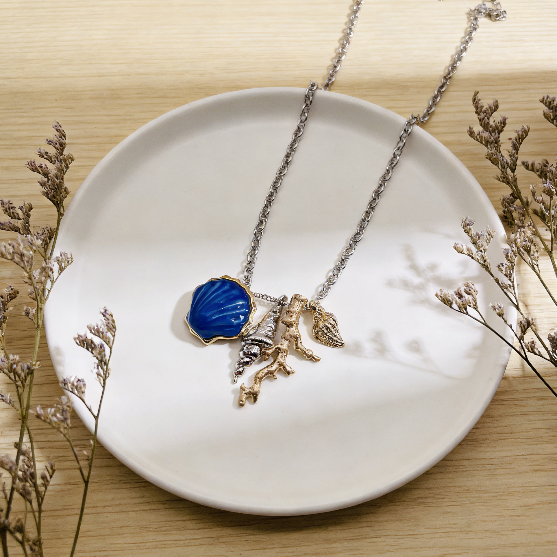 Collar de Conchas Marinas con Detalles de Coral | Joyería Costera Boho