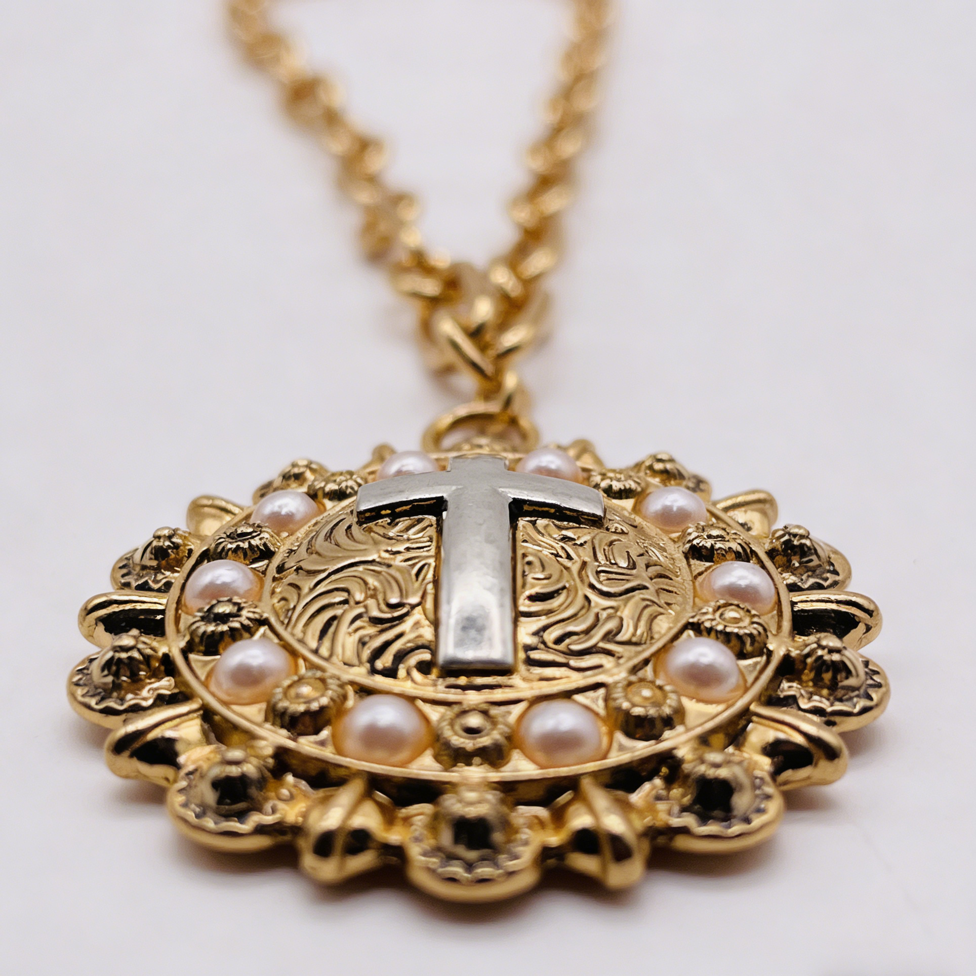 Gargantilla de cadena gruesa con medallón de cruz vintage | Collar con colgante llamativo