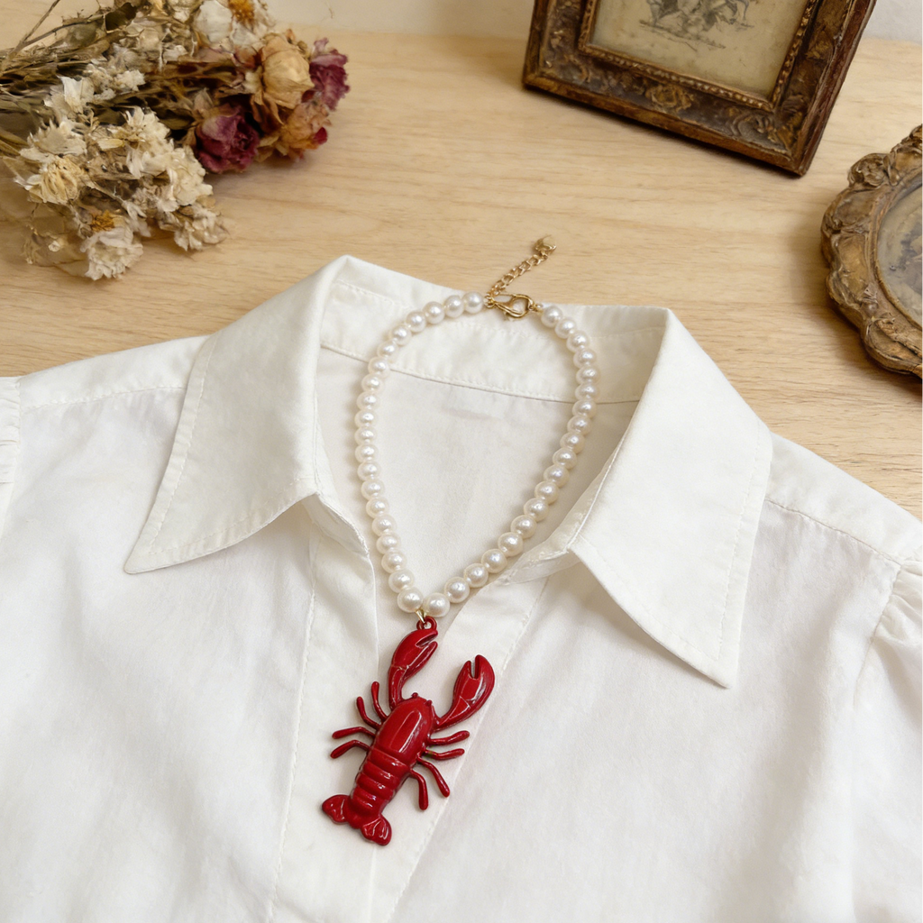 Collar de Perlas con Dije de Langosta Dorada | Accesorio de Moda Único