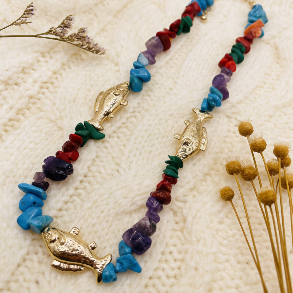 Collar bohemio con pez de piedra de colores | Joyería estética de verano Y2K